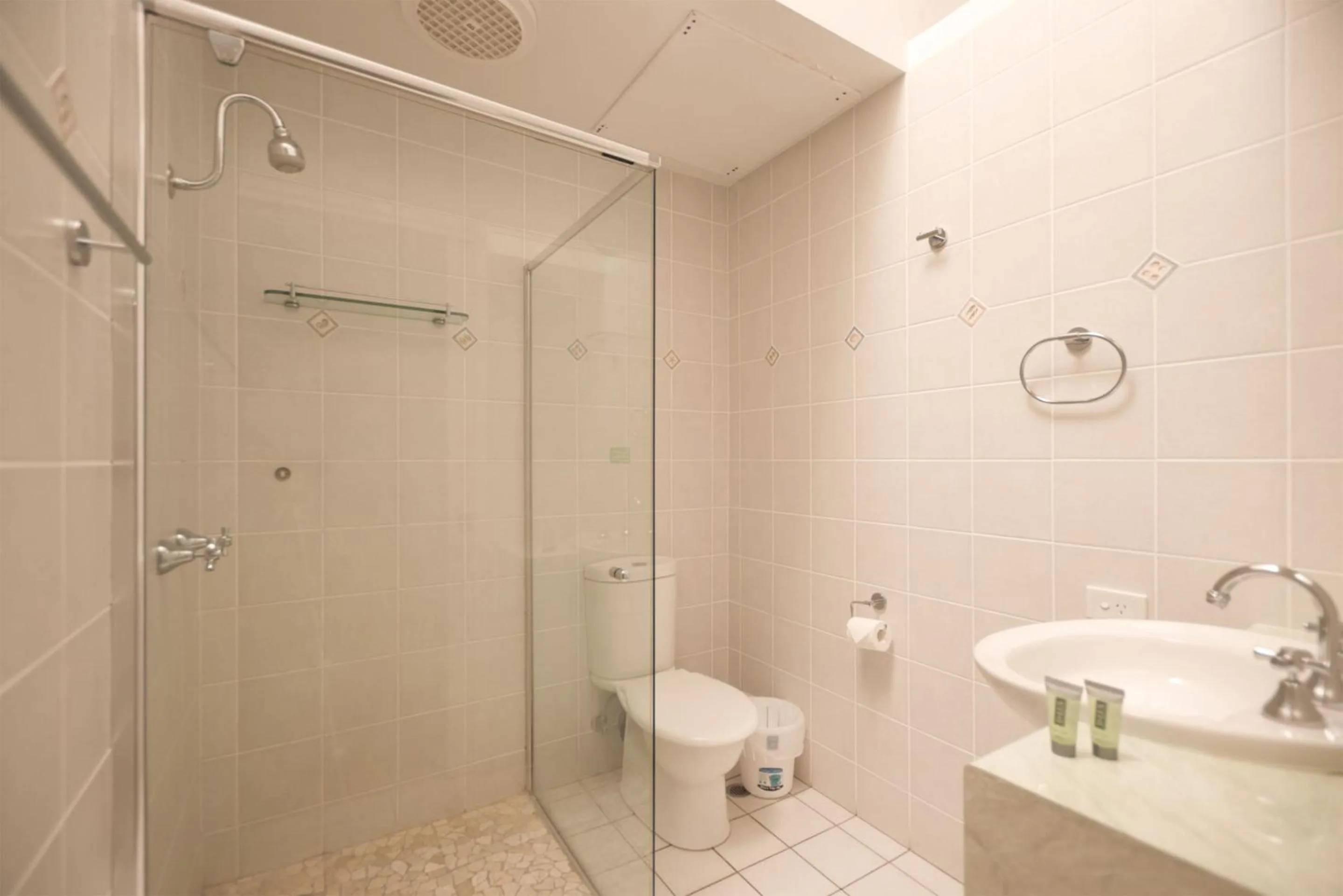 Shower in Raintrees Moffat Beach