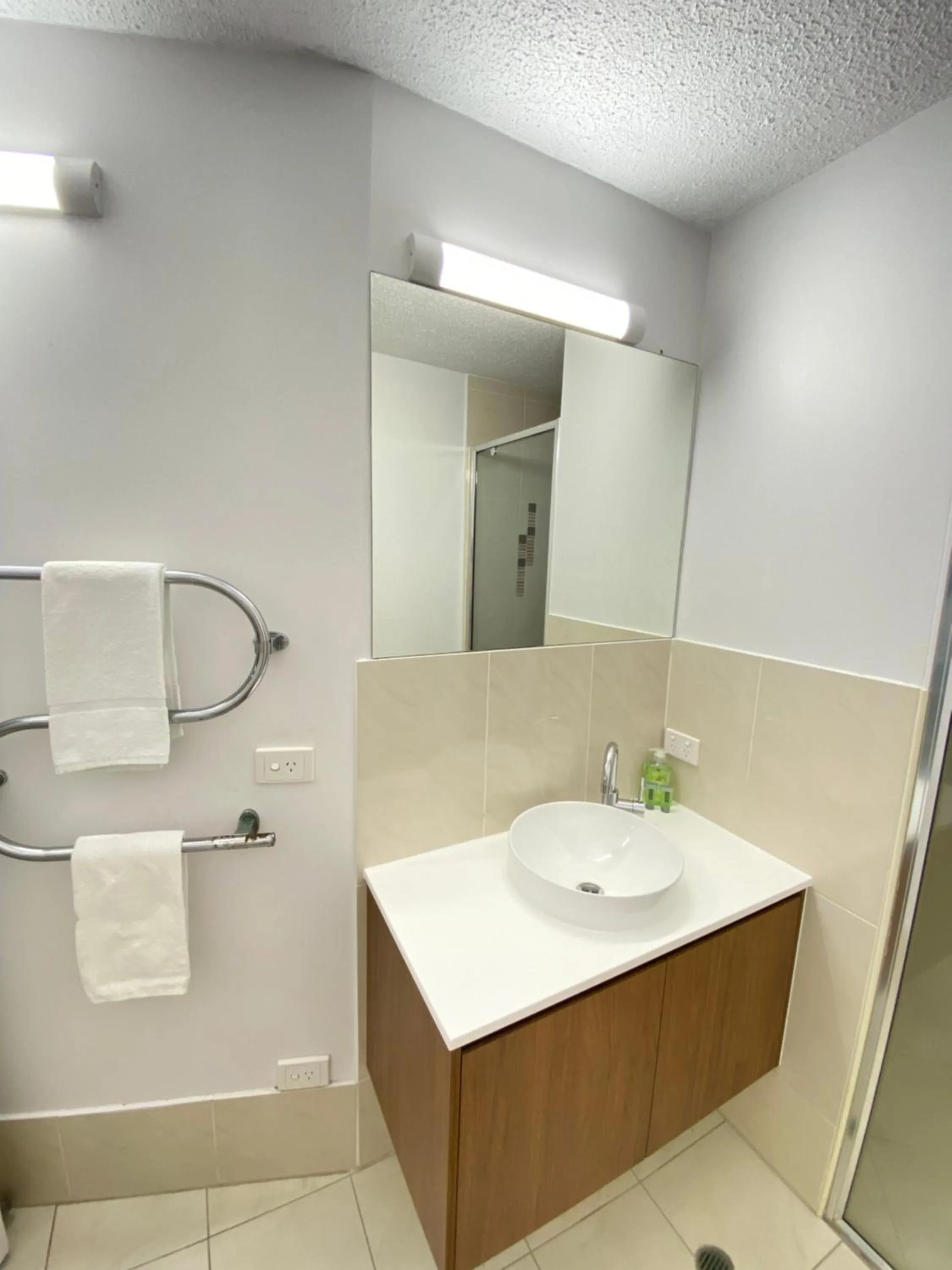 Shower in Raintrees Moffat Beach