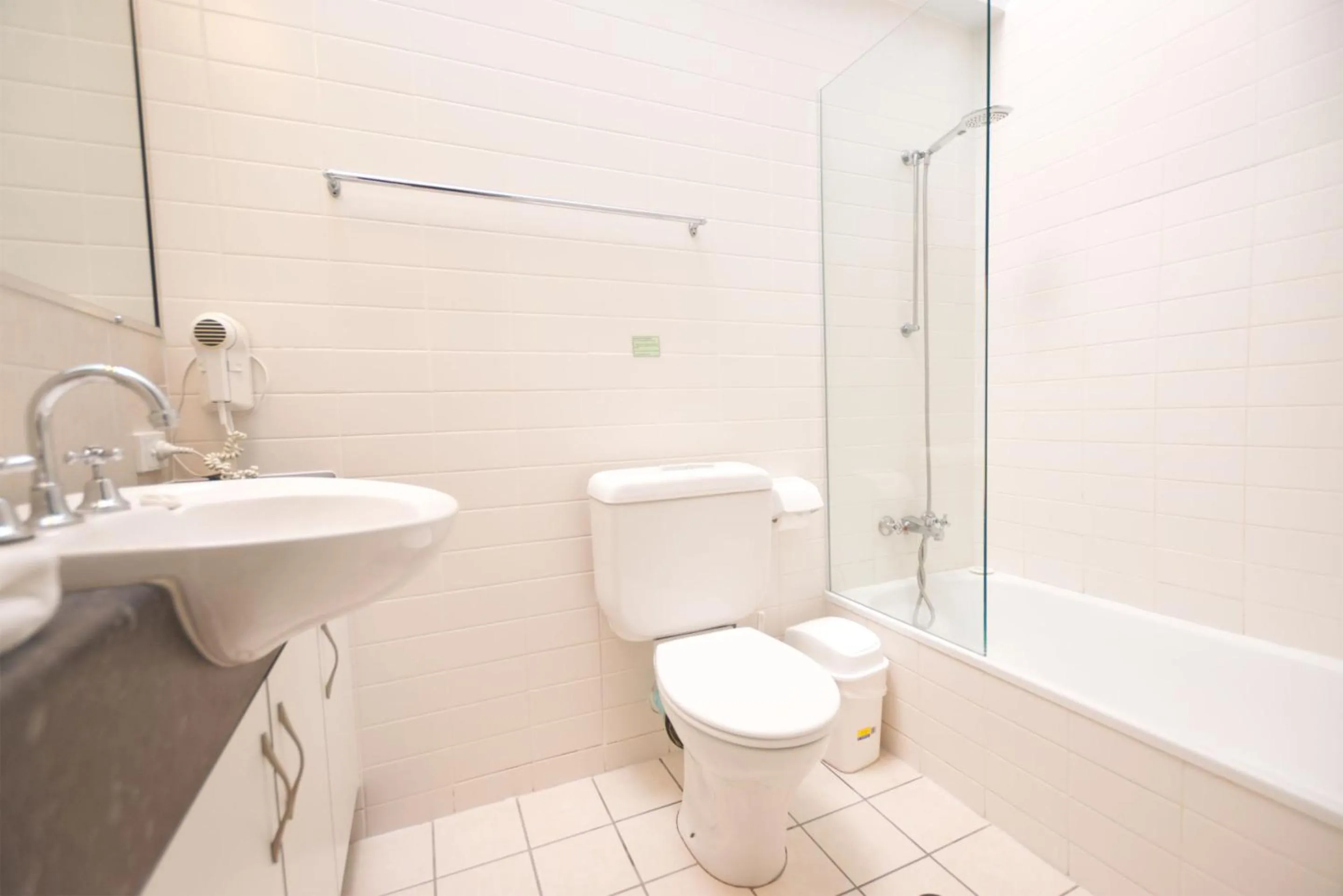 Bathroom in Raintrees Moffat Beach