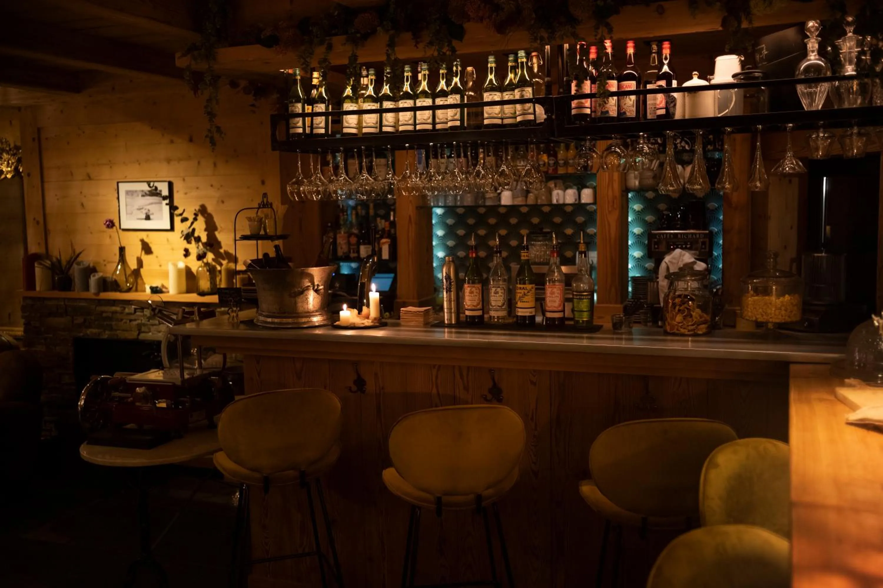 Lounge or bar in Chalet-Hôtel & Spa Les Cimes