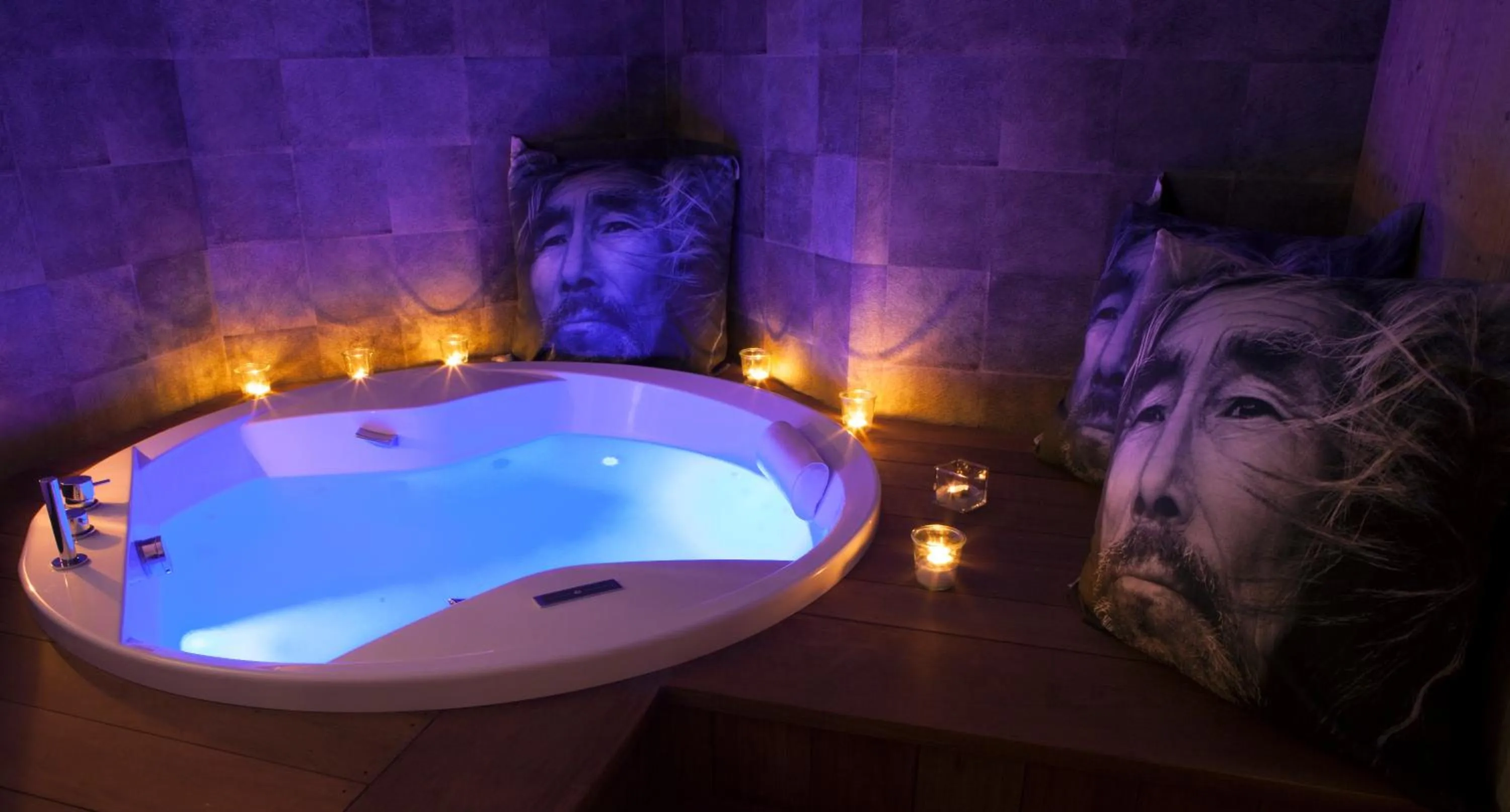 Hot Tub in Chalet-Hôtel & Spa Les Cimes