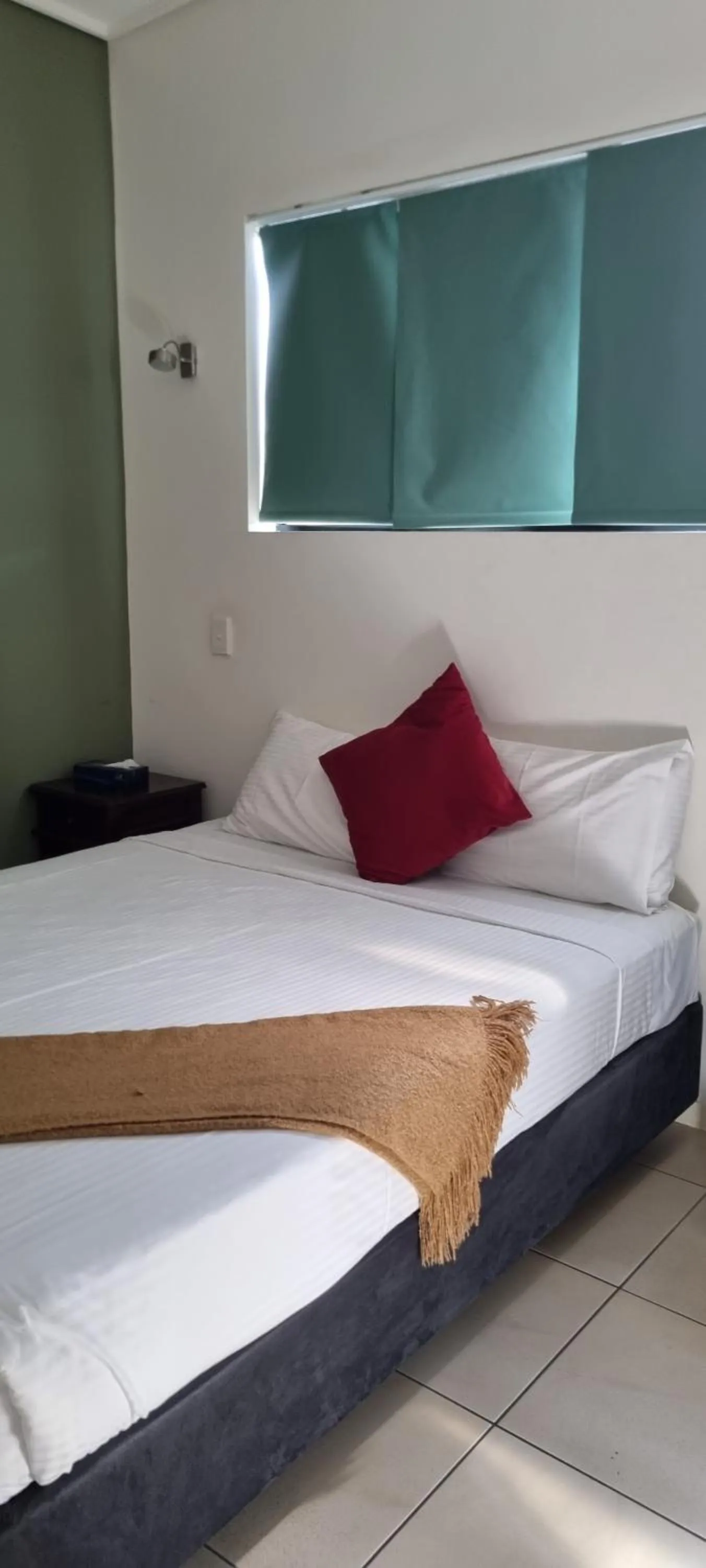 Bed in Ayr Traveller's Motel