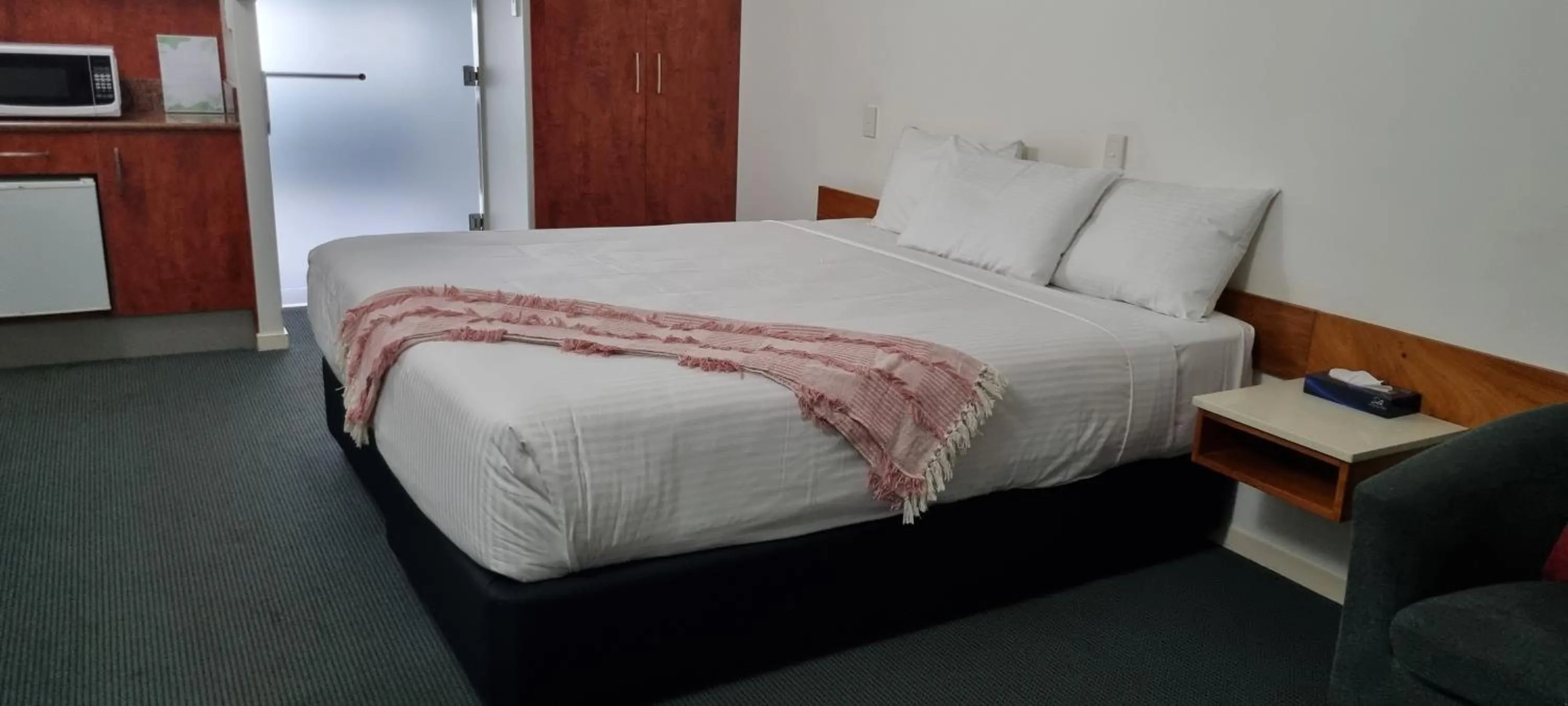 Bed in Ayr Traveller's Motel