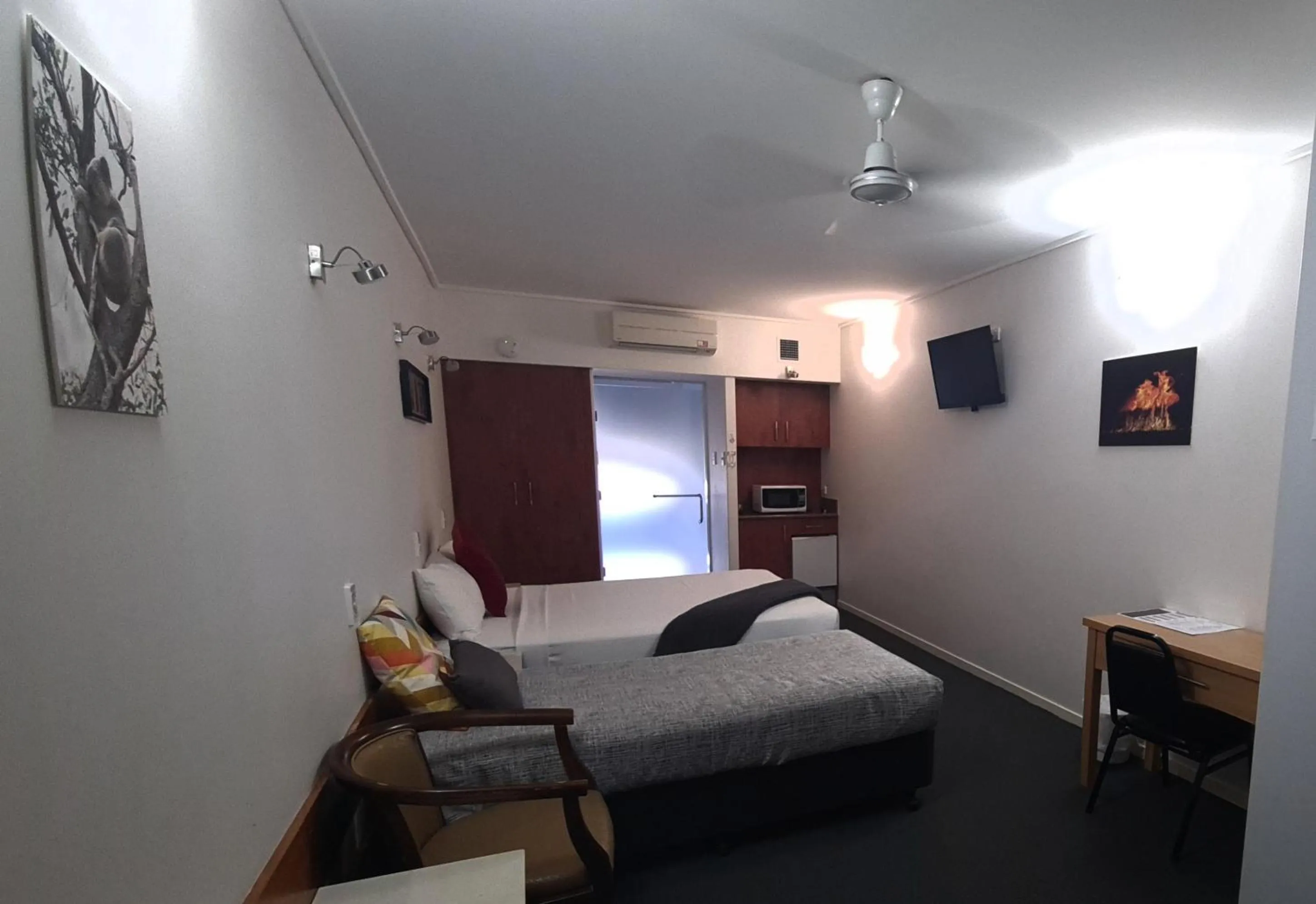 Photo of the whole room, Bed in Ayr Traveller's Motel