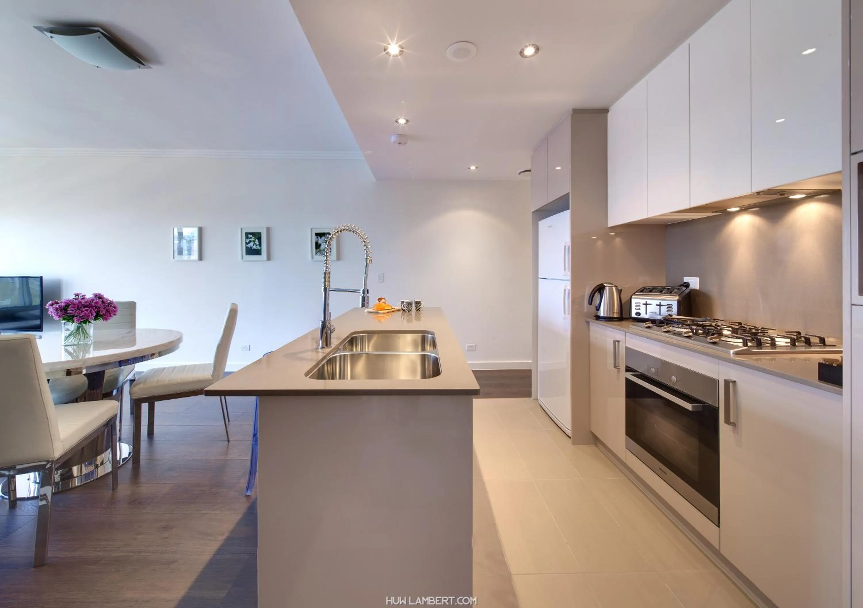 Kitchen or kitchenette in Zara Tower – Luxury Suites and Apartments