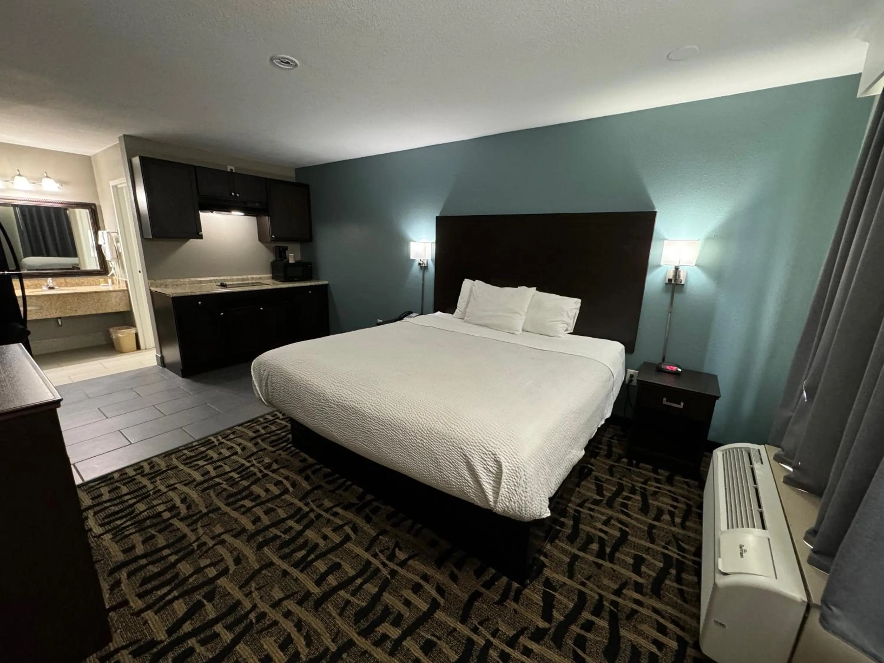 Bed in Homegate Inn And Suites