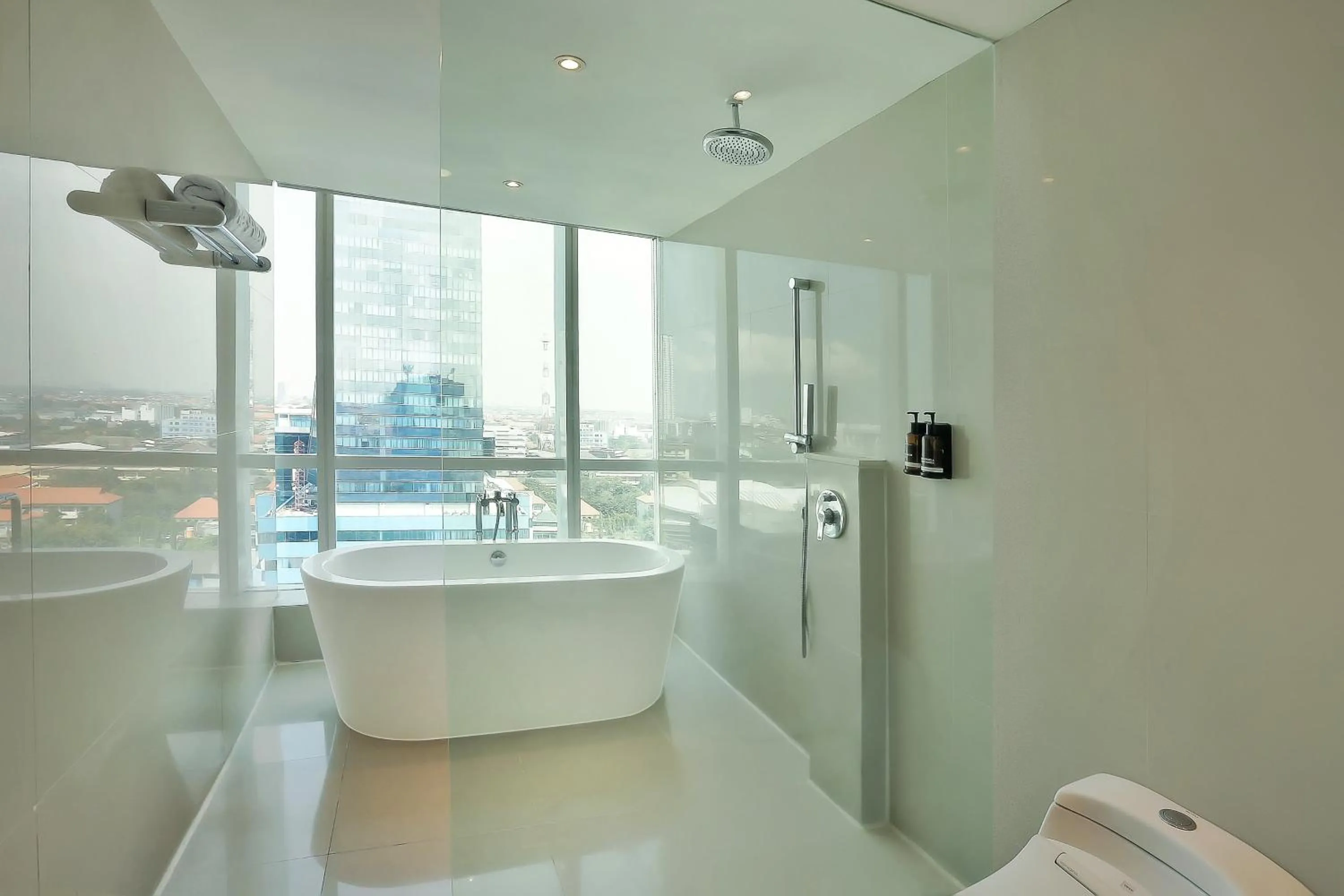 Bath in The Alana Surabaya