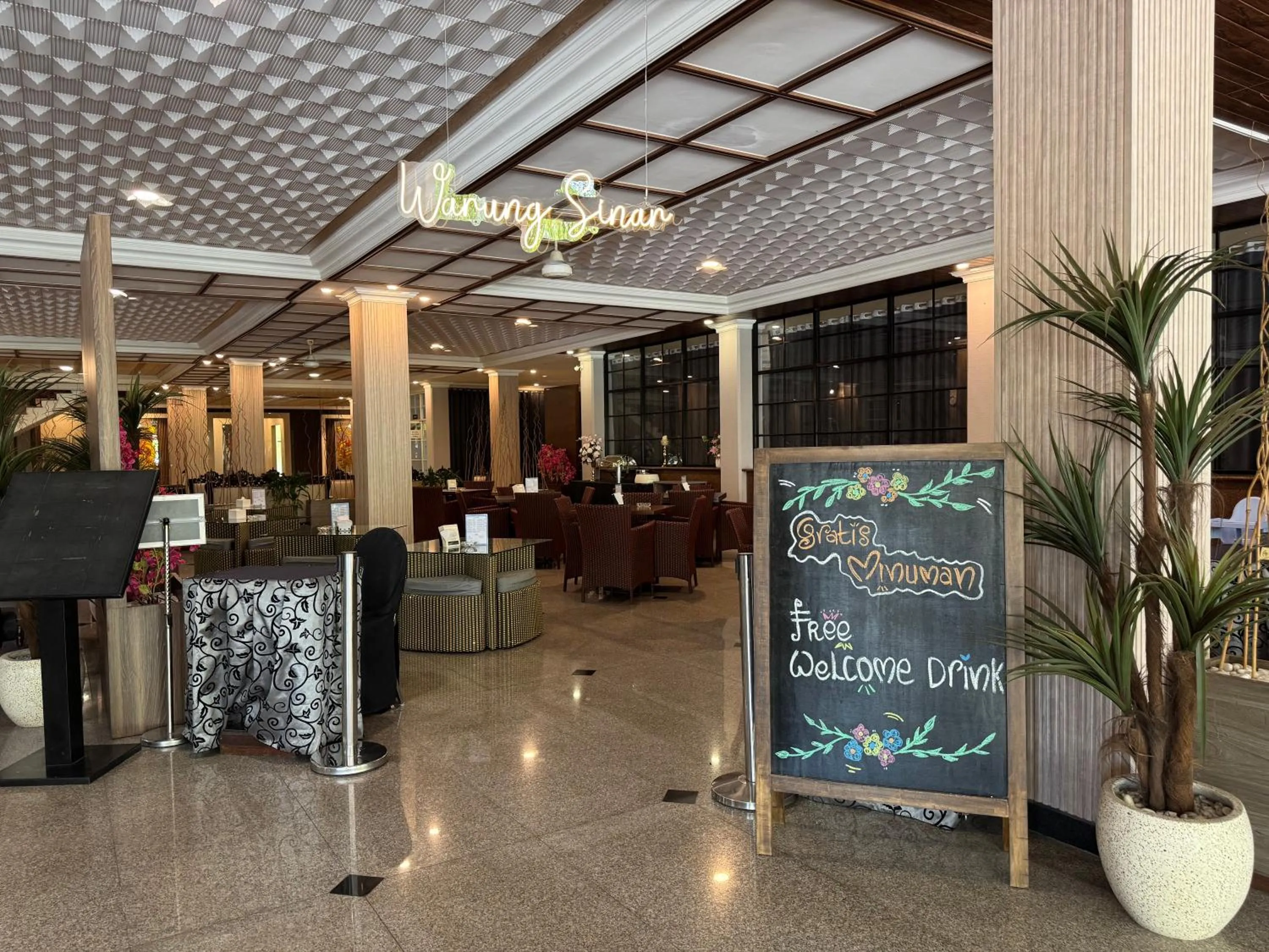 Restaurant/places to eat in Hotel Sinar 1