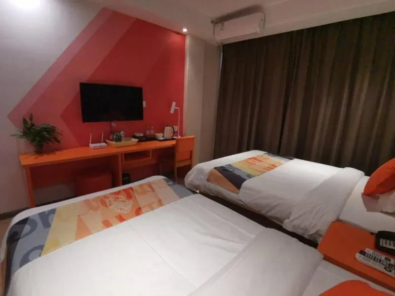 Bed in Shell Liaocheng Linqing City Bus Station Hotel