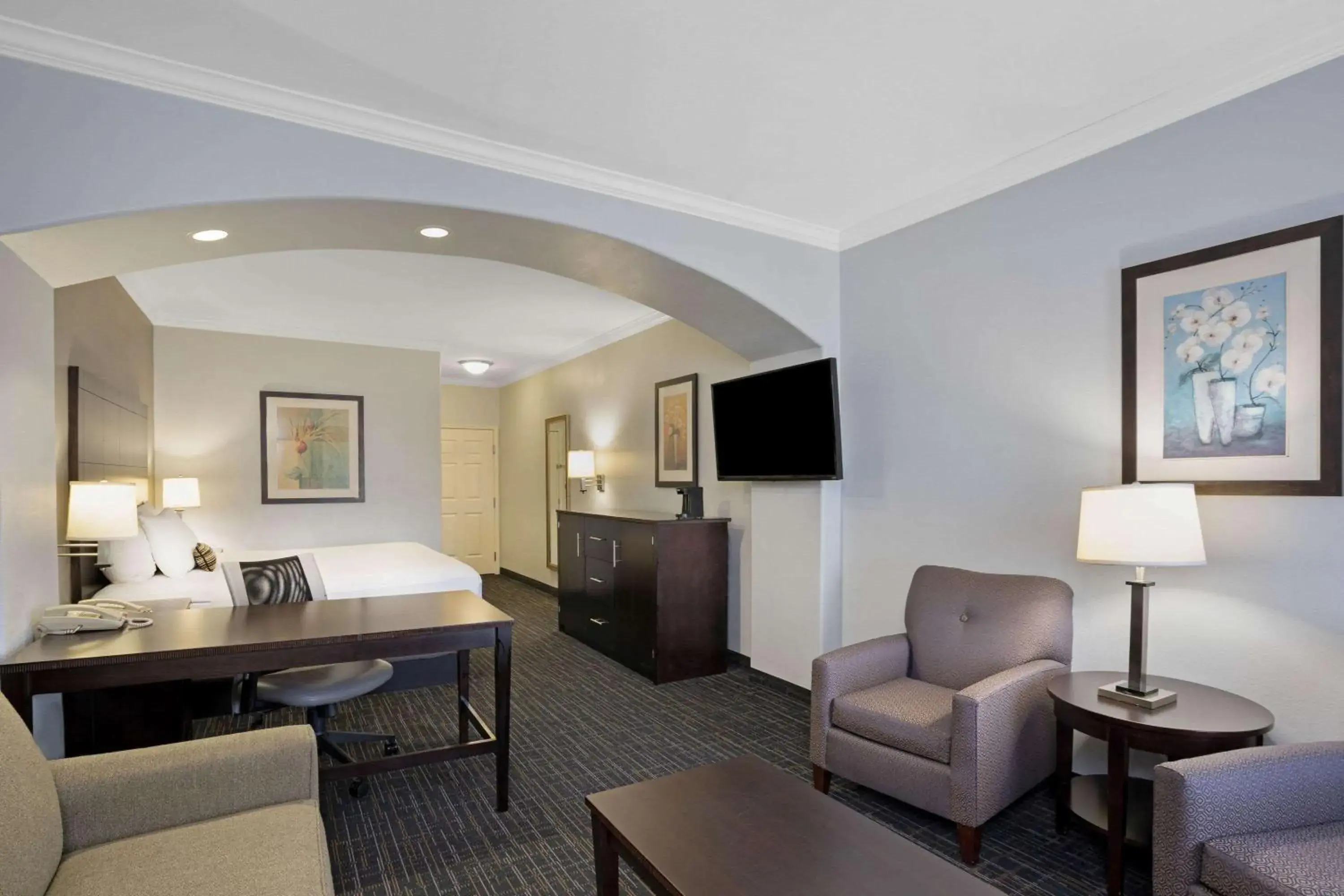 One King bed Deluxe Room with Sitting Area and Sofa Bed - Non-Smoking in Sonesta Essential Houston Westchase One King bed Deluxe Room with Sitting Area and Sofa Bed - Non-Smoking in Sonesta Essential Houston Westchase
