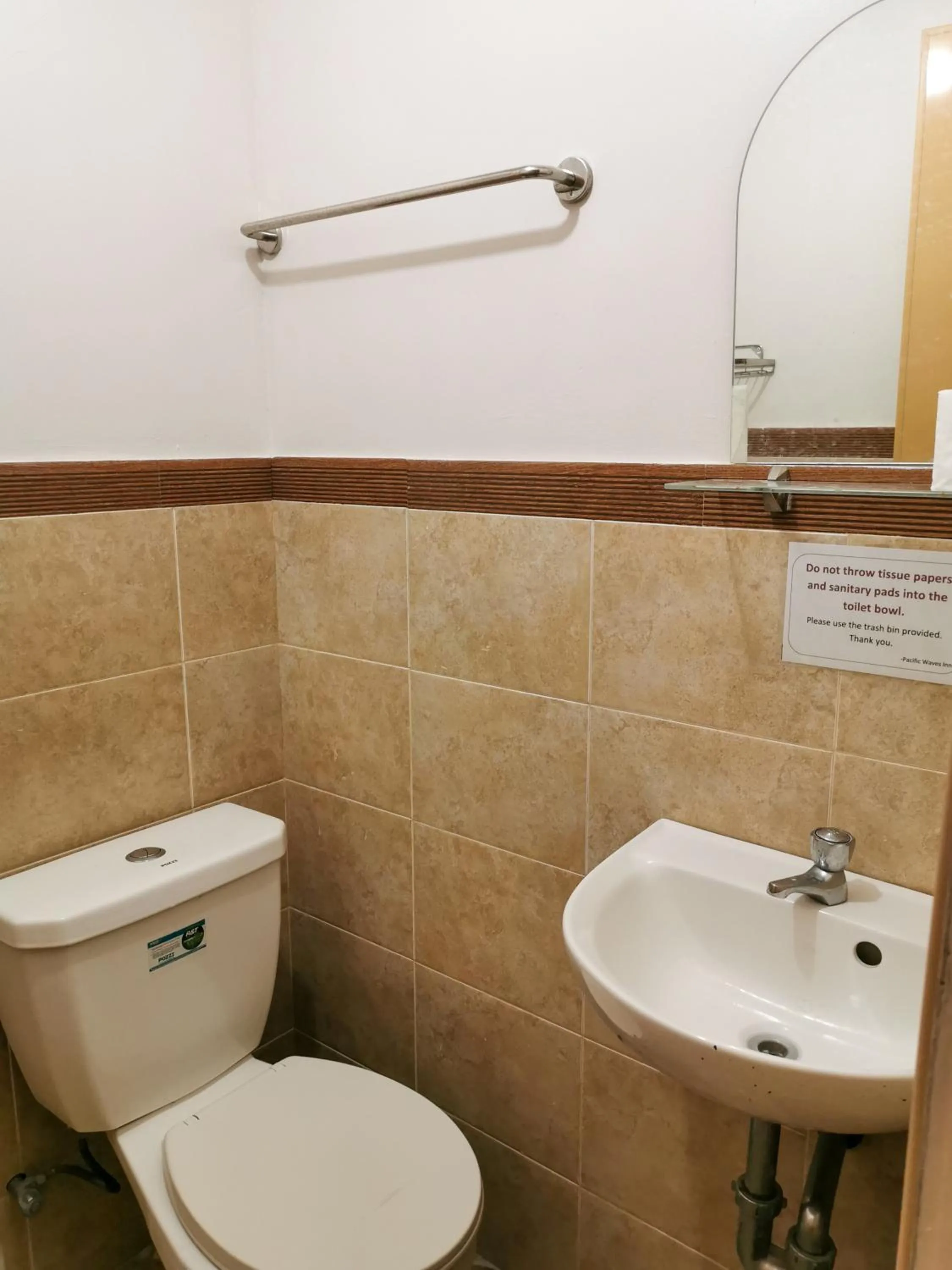 Toilet in Pacific Waves Inn (Annex)