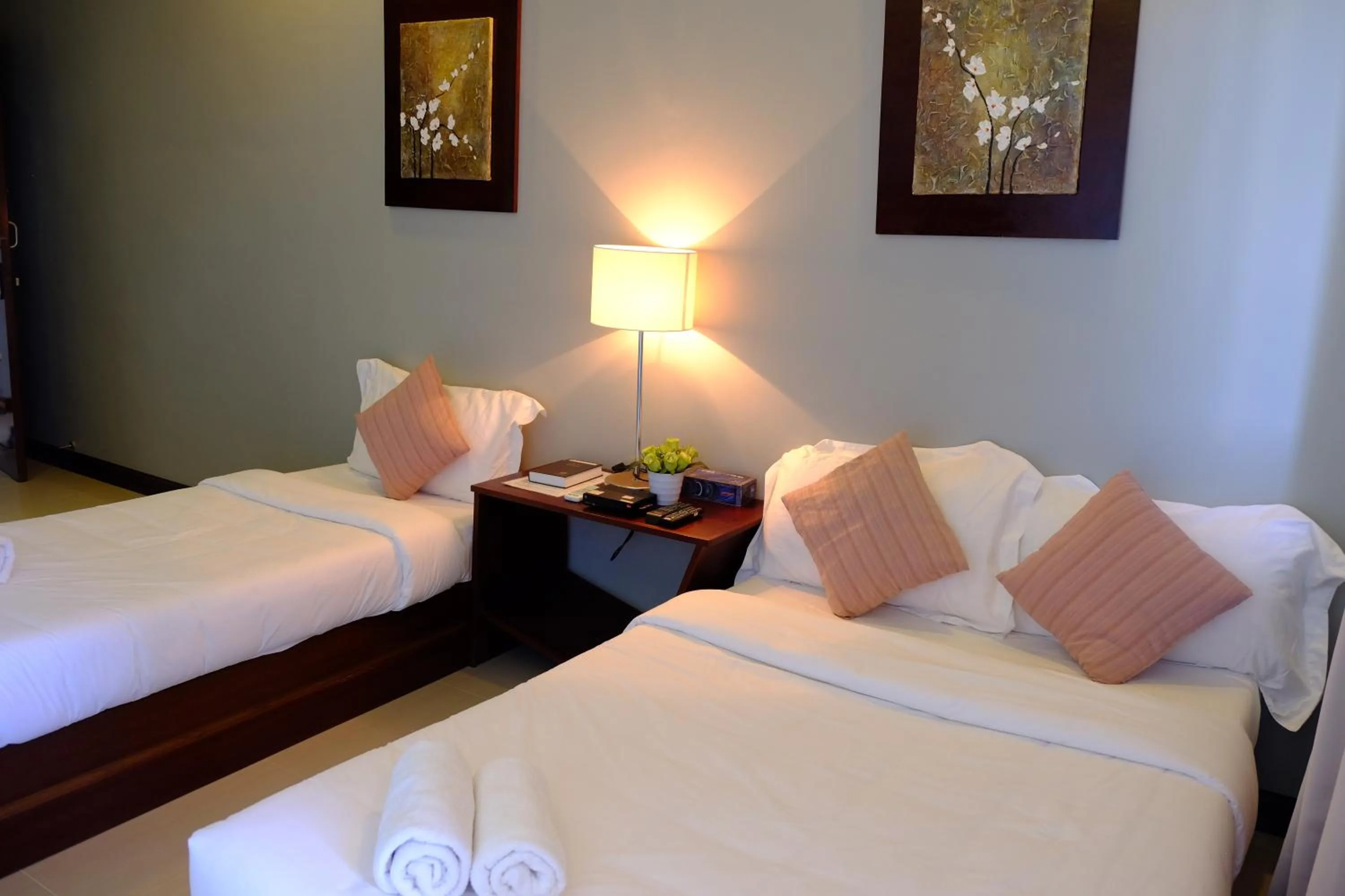 Bedroom, Bed in Pacific Waves Inn (Annex)