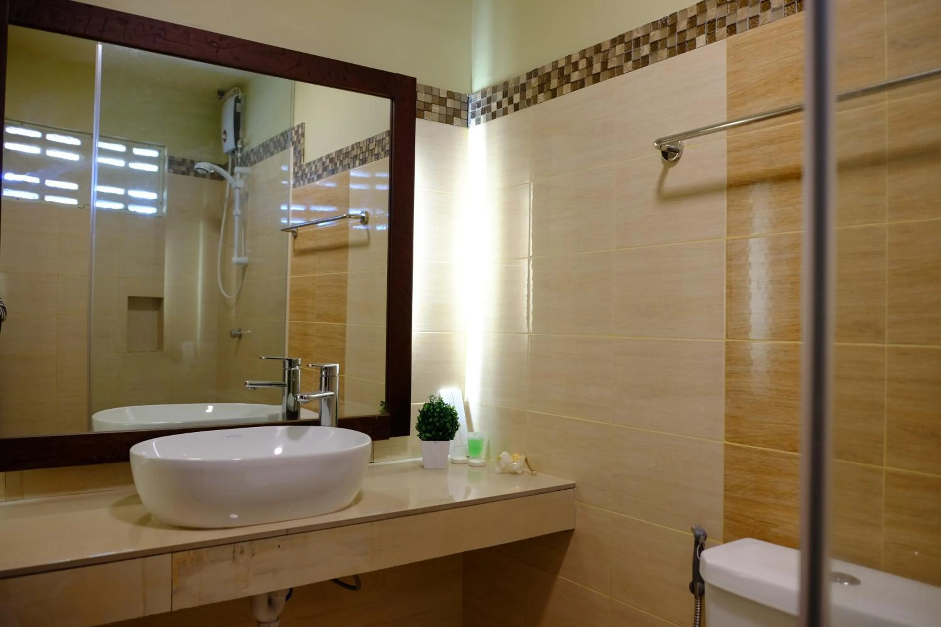 Bathroom in Pacific Waves Inn (Annex)