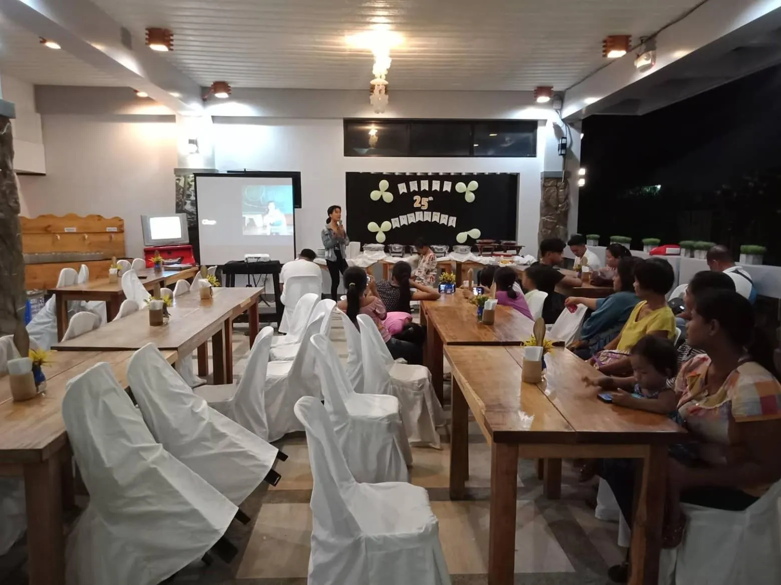 Restaurant/places to eat in Pacific Waves Inn (Annex)