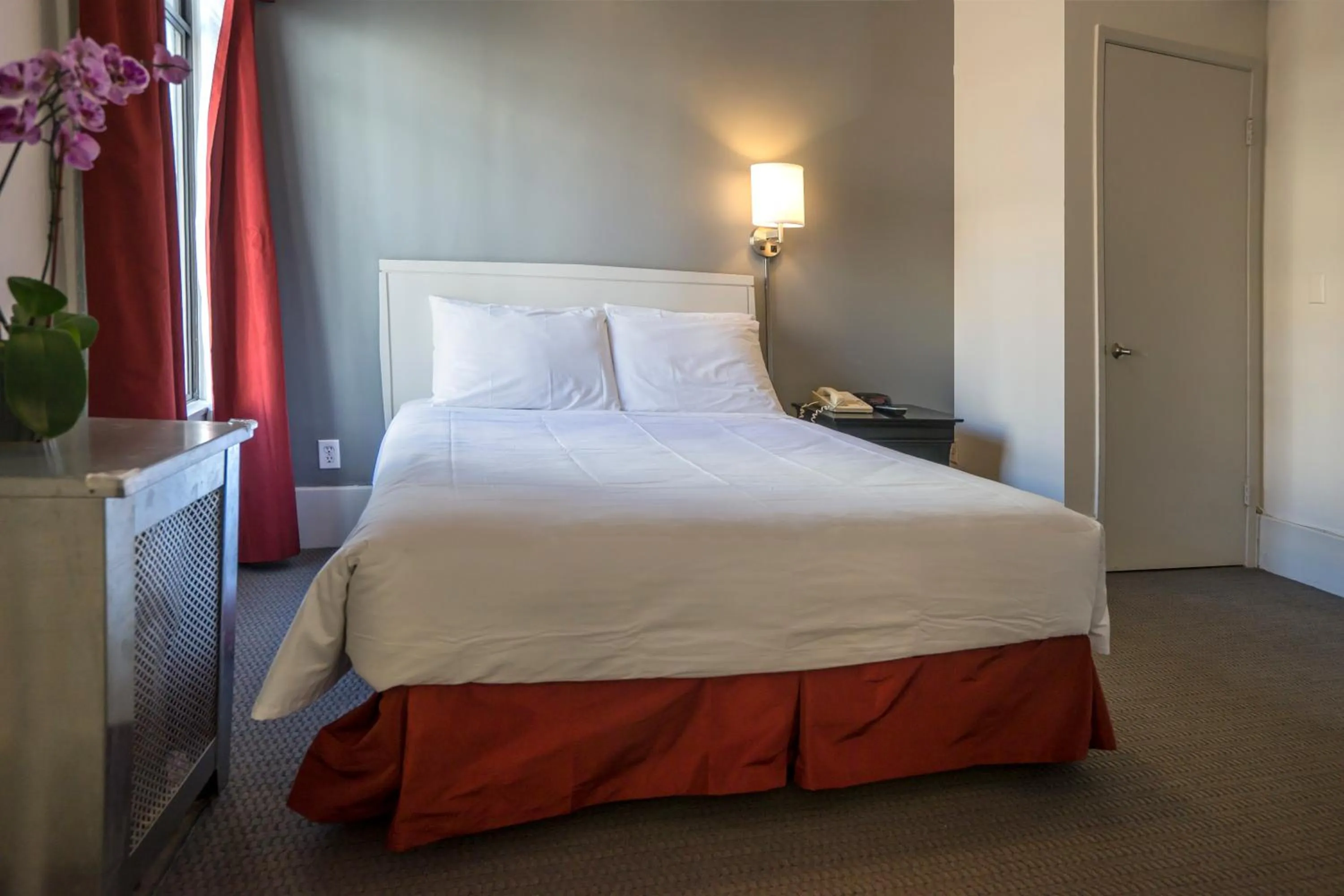 Bedroom, Bed in Grant Plaza Hotel