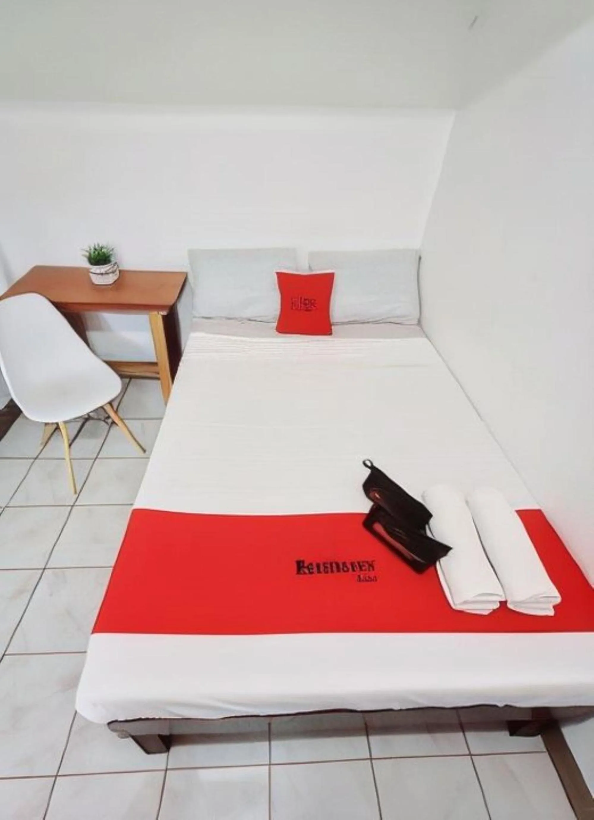 Bed in RedDoorz near San Juanico Bridge