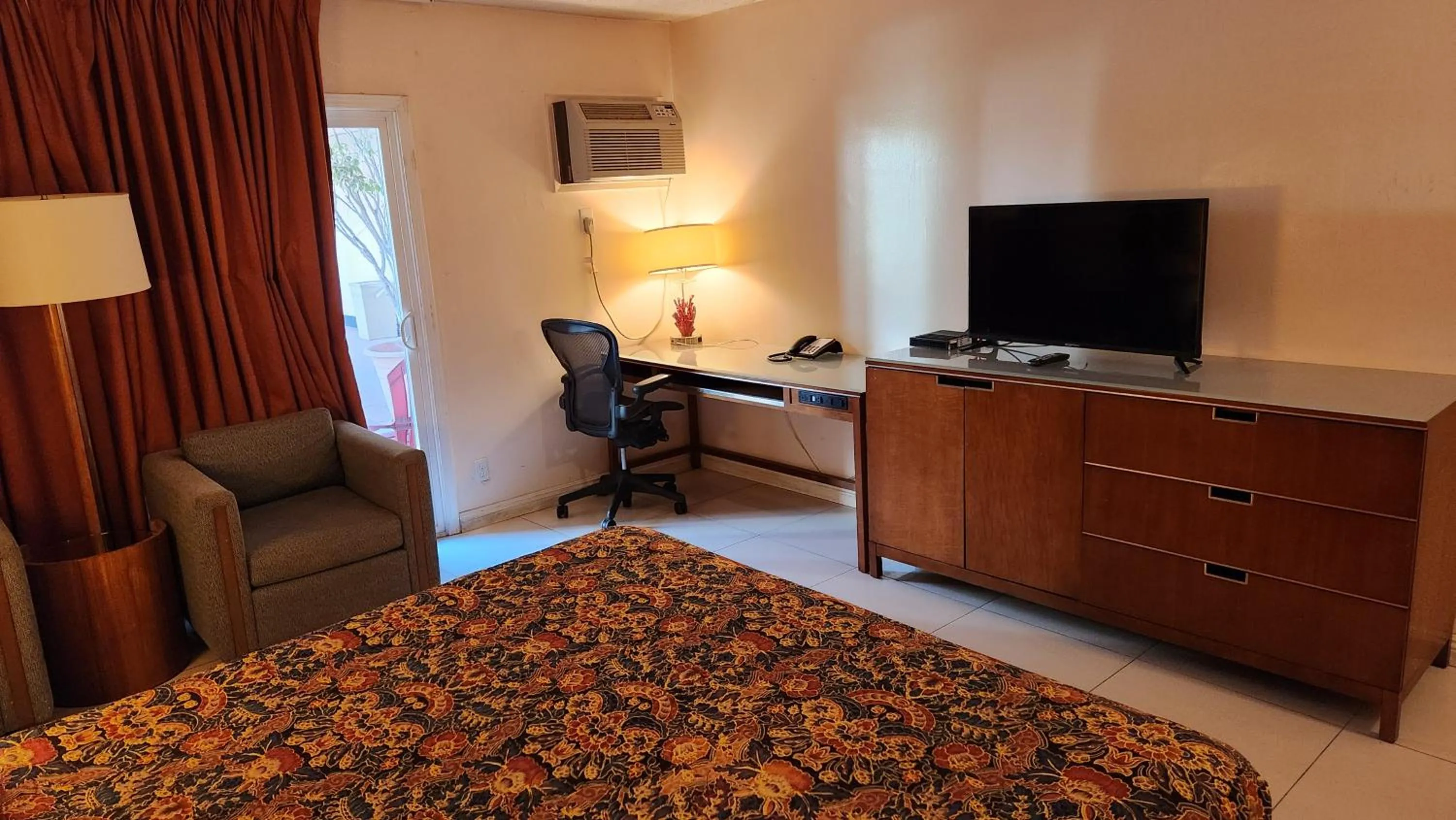 Bed in Royal Century Hotel at LAX