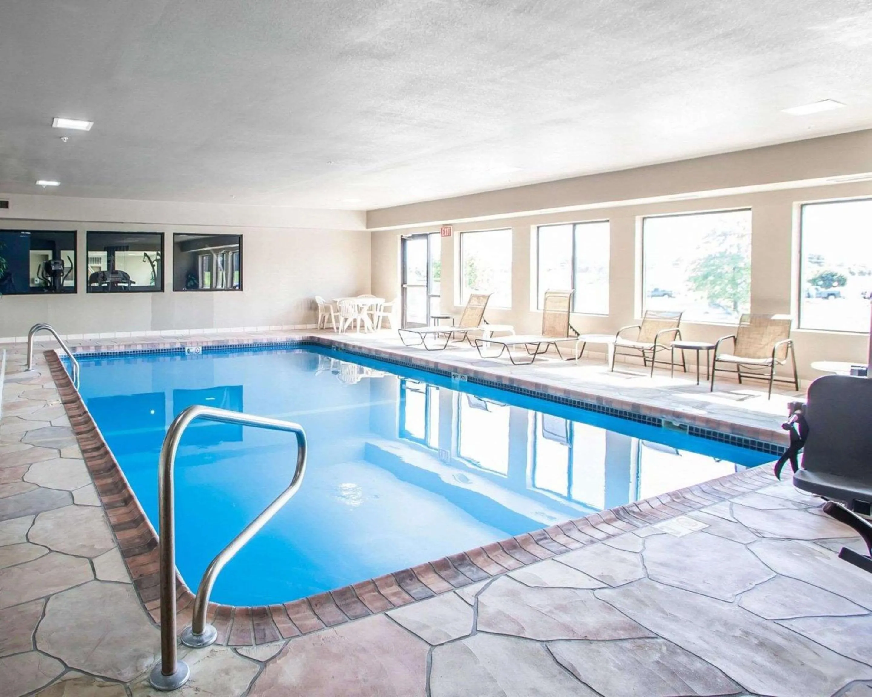Swimming pool in Comfort Inn Lees Summit - Hwy 50 & Hwy 291