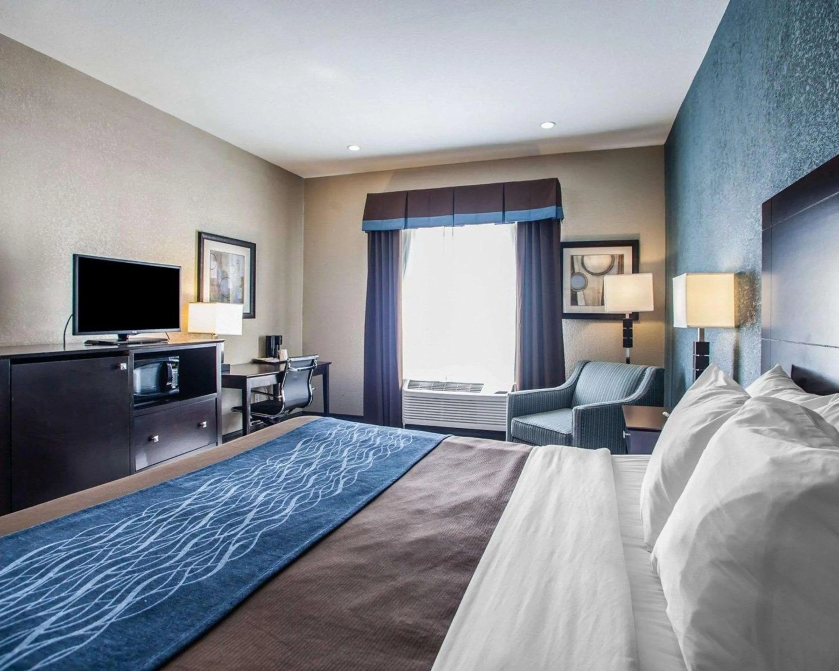 Bedroom, Bed in Comfort Inn Lees Summit - Hwy 50 & Hwy 291