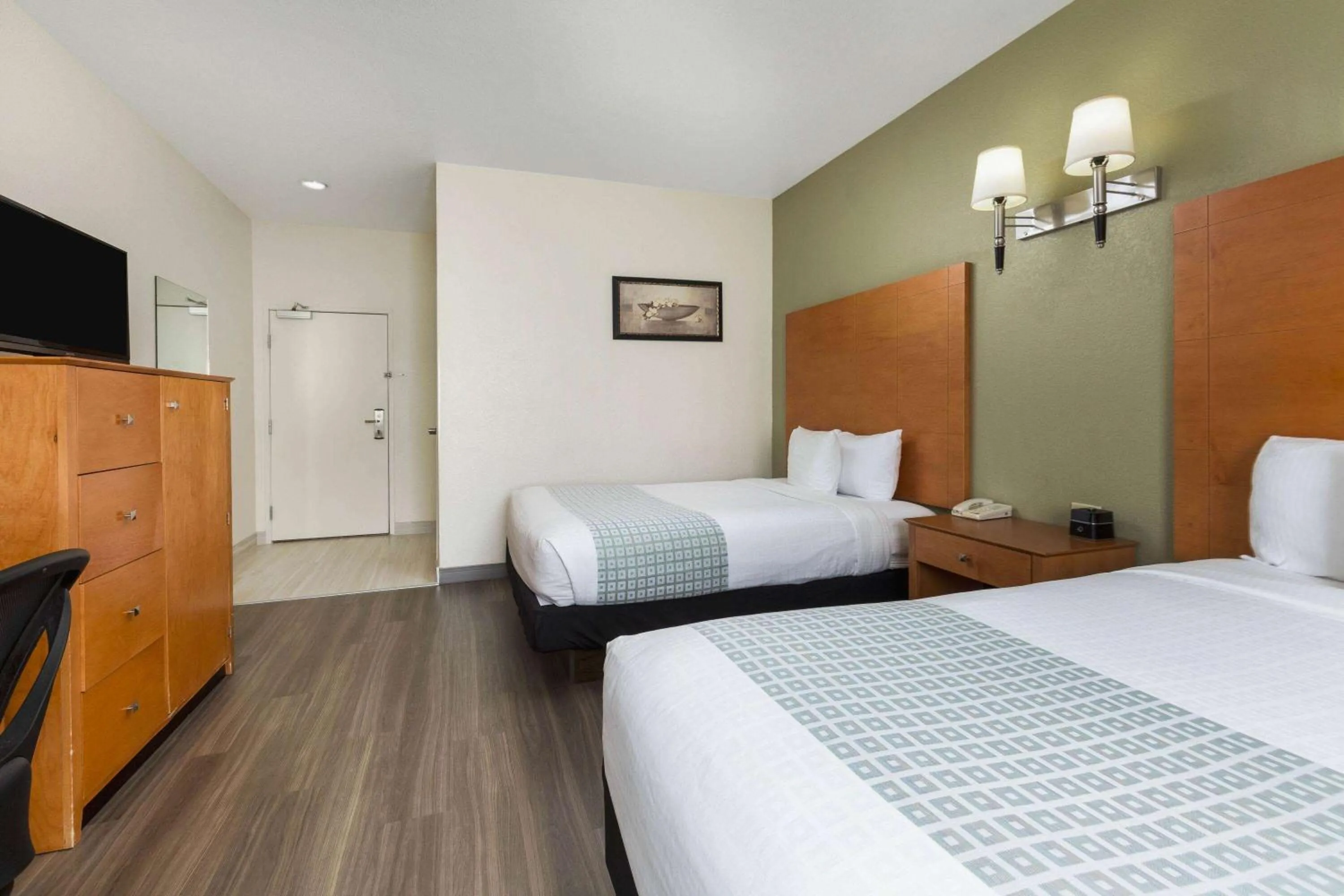 Photo of the whole room, Bed in La Quinta by Wyndham Tulare