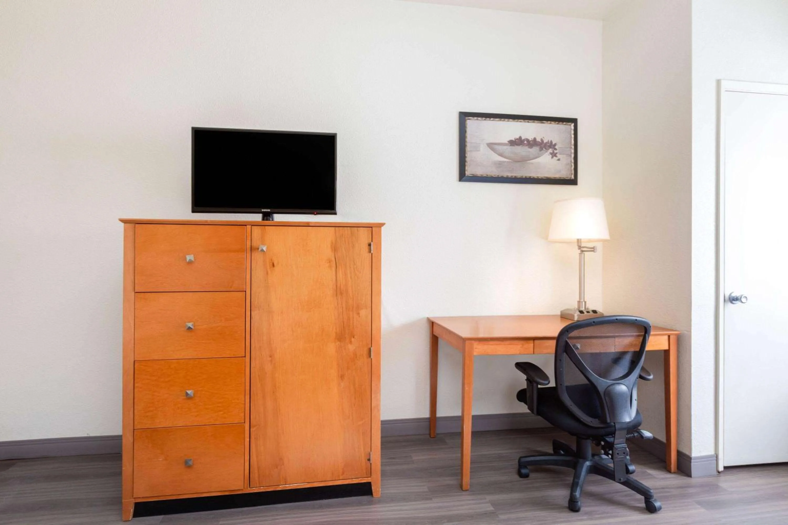 Photo of the whole room in La Quinta by Wyndham Tulare