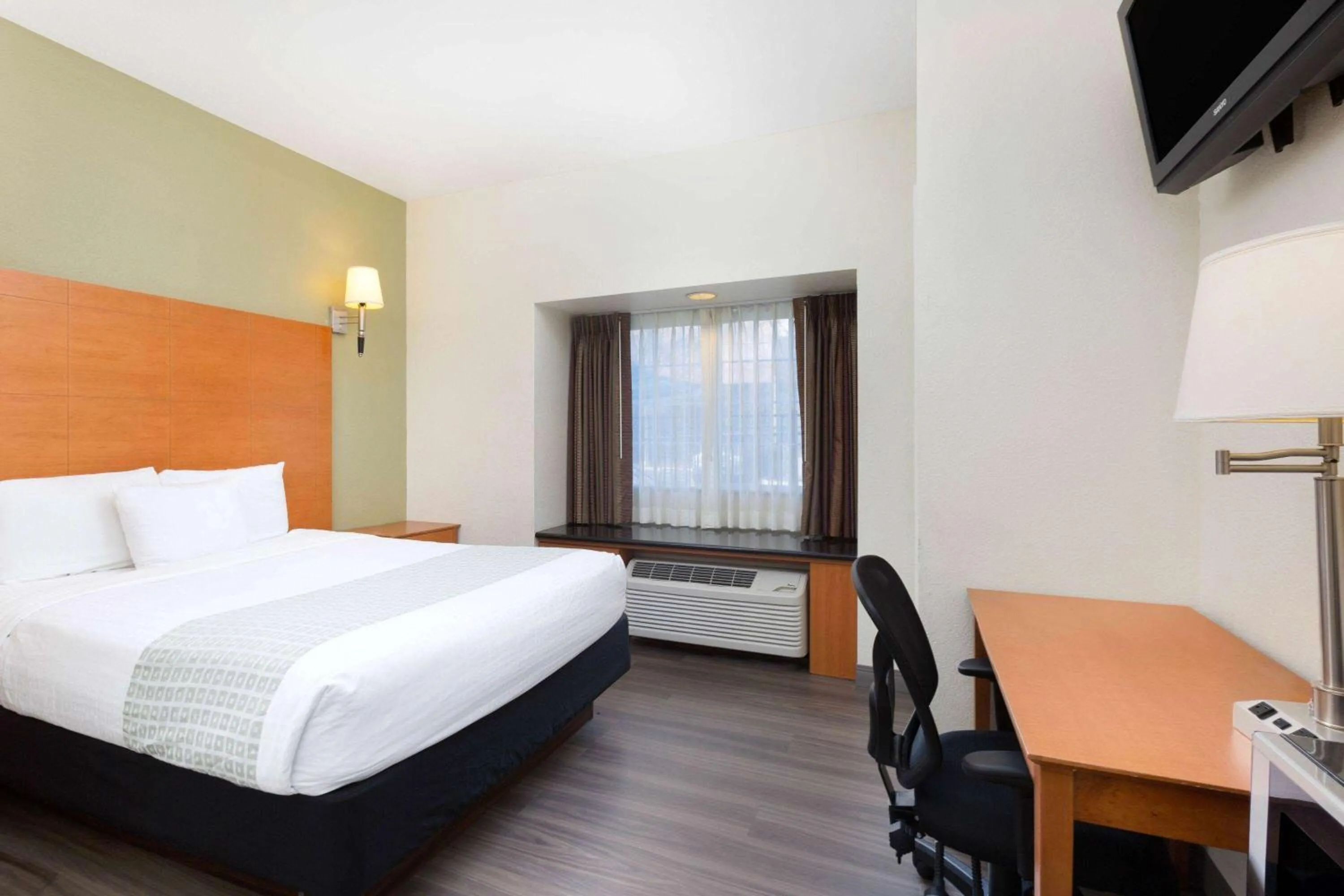 Photo of the whole room, Bed in La Quinta by Wyndham Tulare