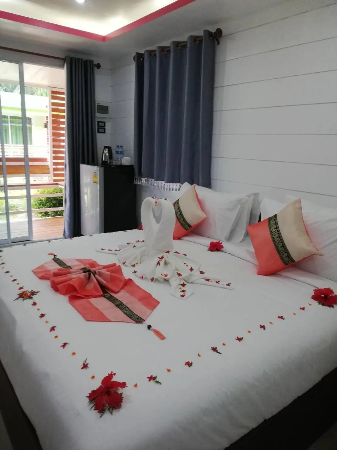 Bed in Phumiphat resort Koh Mook