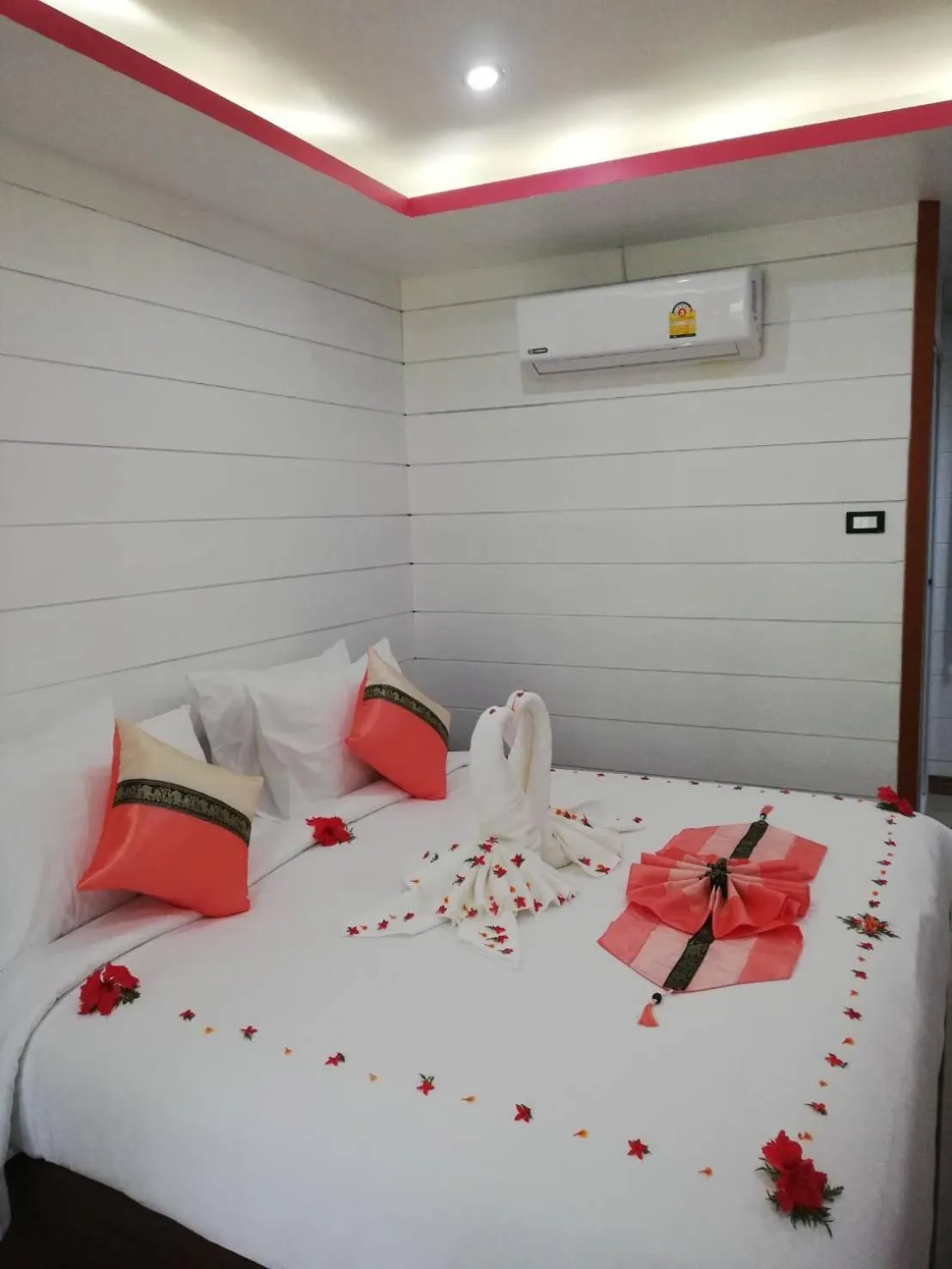 Bed in Phumiphat resort Koh Mook