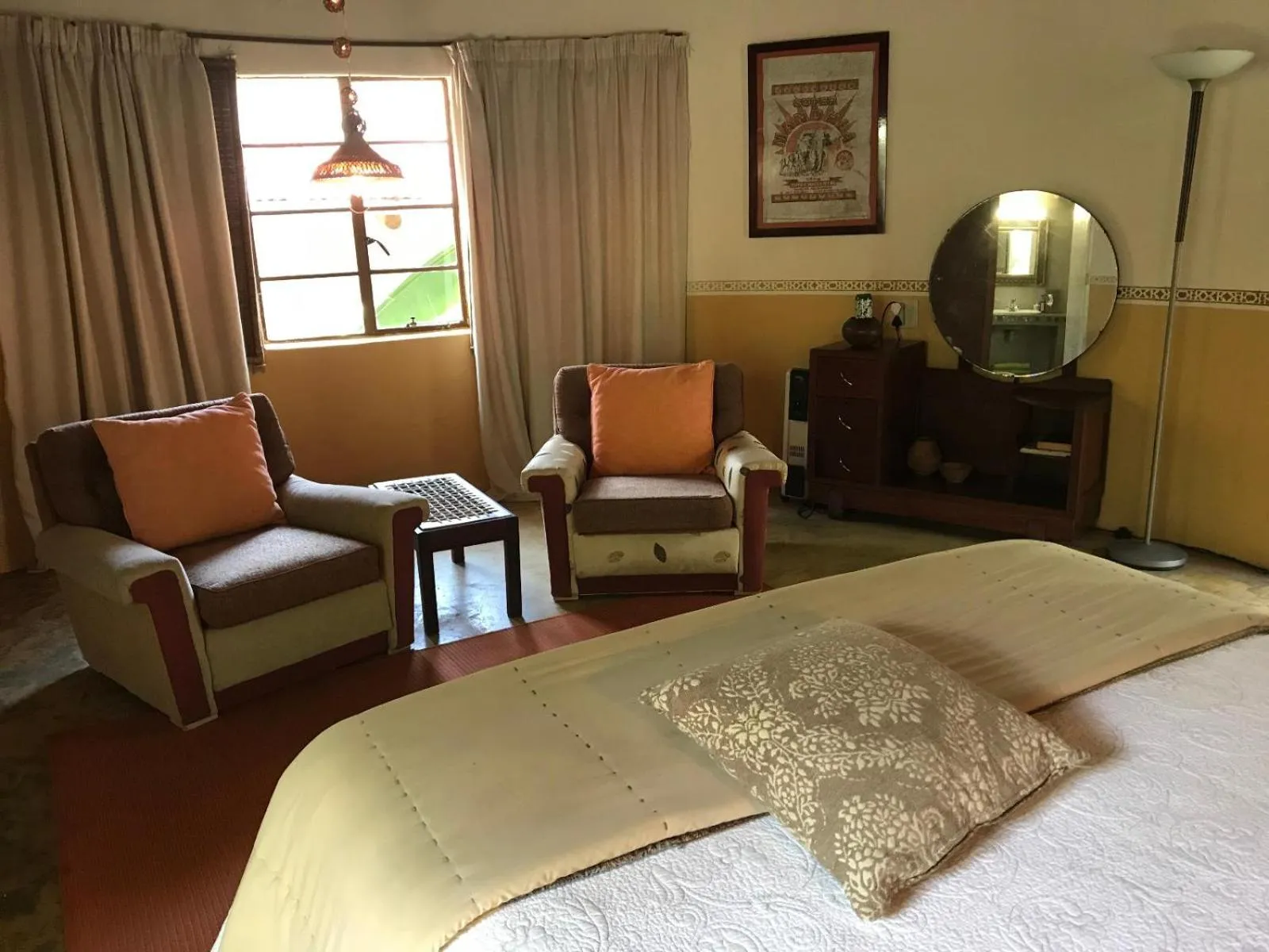 Seating area, Bed in Old Joe's Kaia