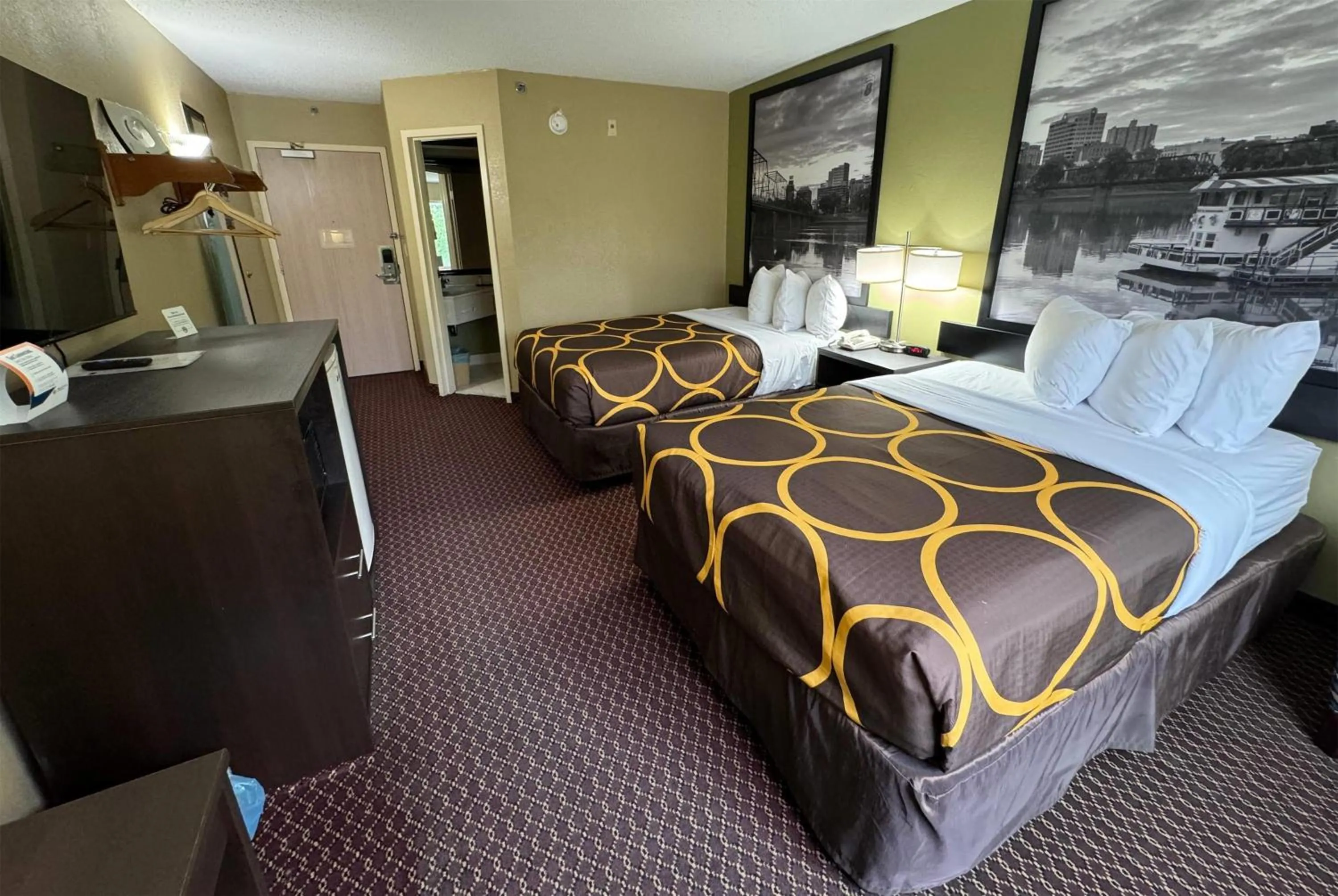 Photo of the whole room, Bed in Super 8 by Wyndham New Cumberland