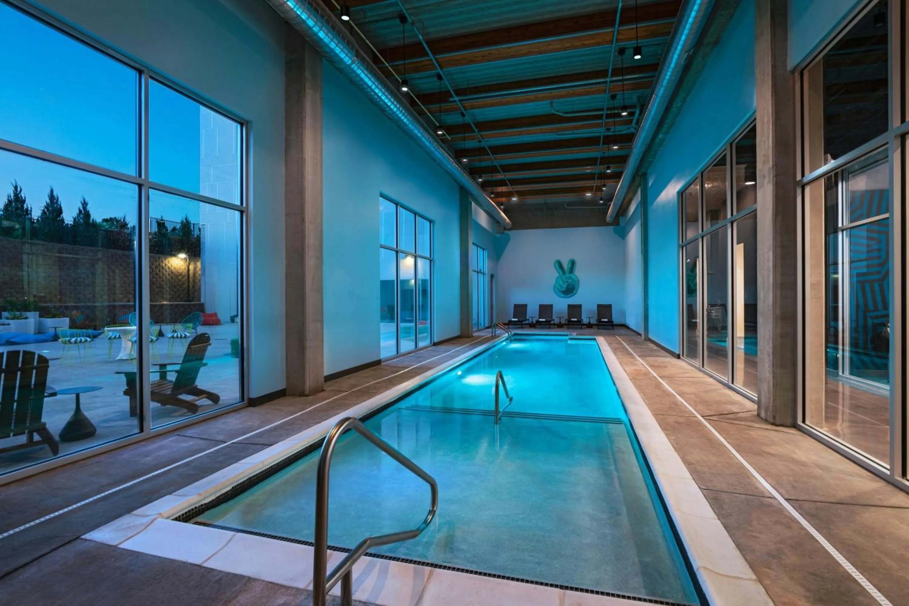 Swimming pool in Aloft Omaha West