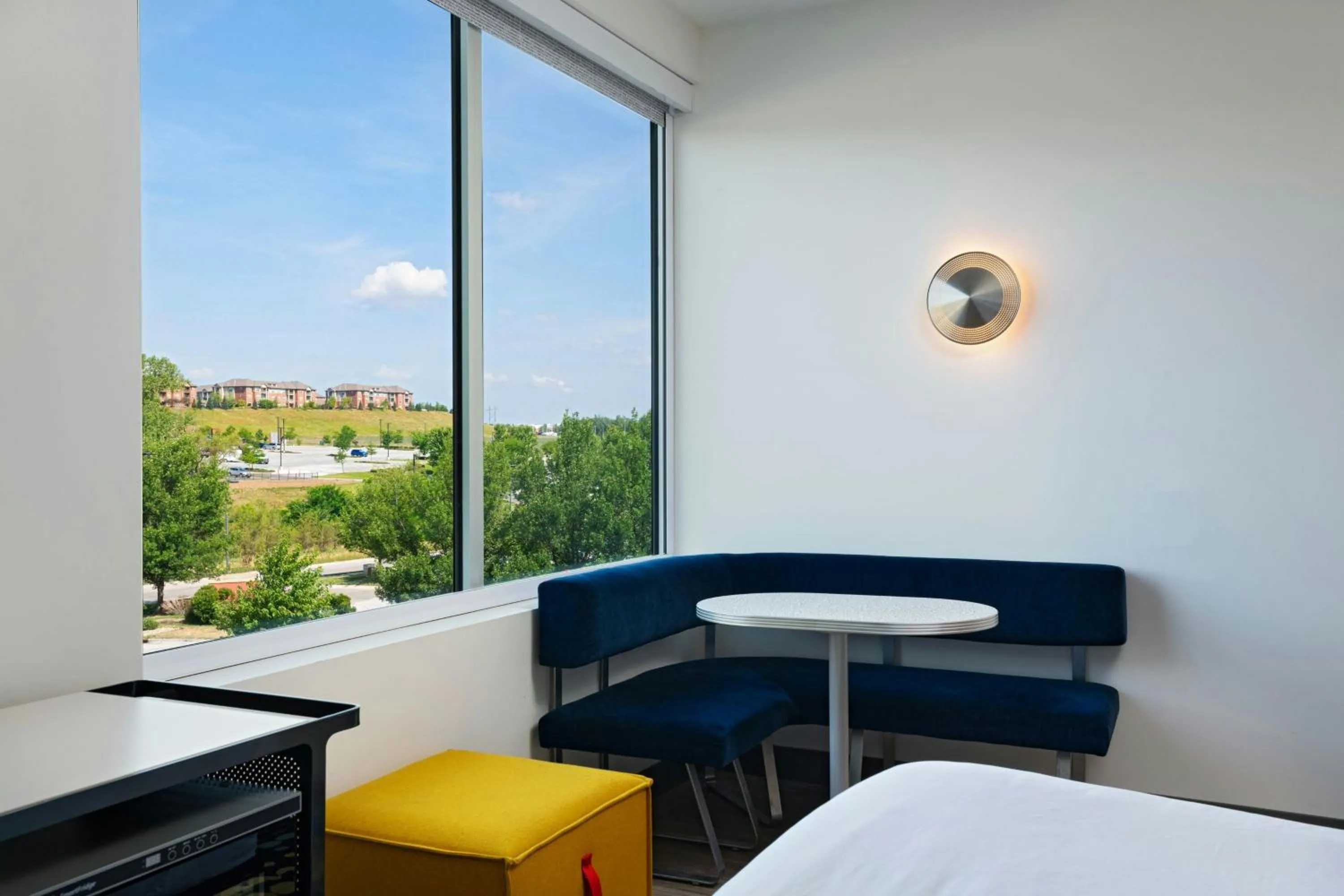 Photo of the whole room, Bed in Aloft Omaha West