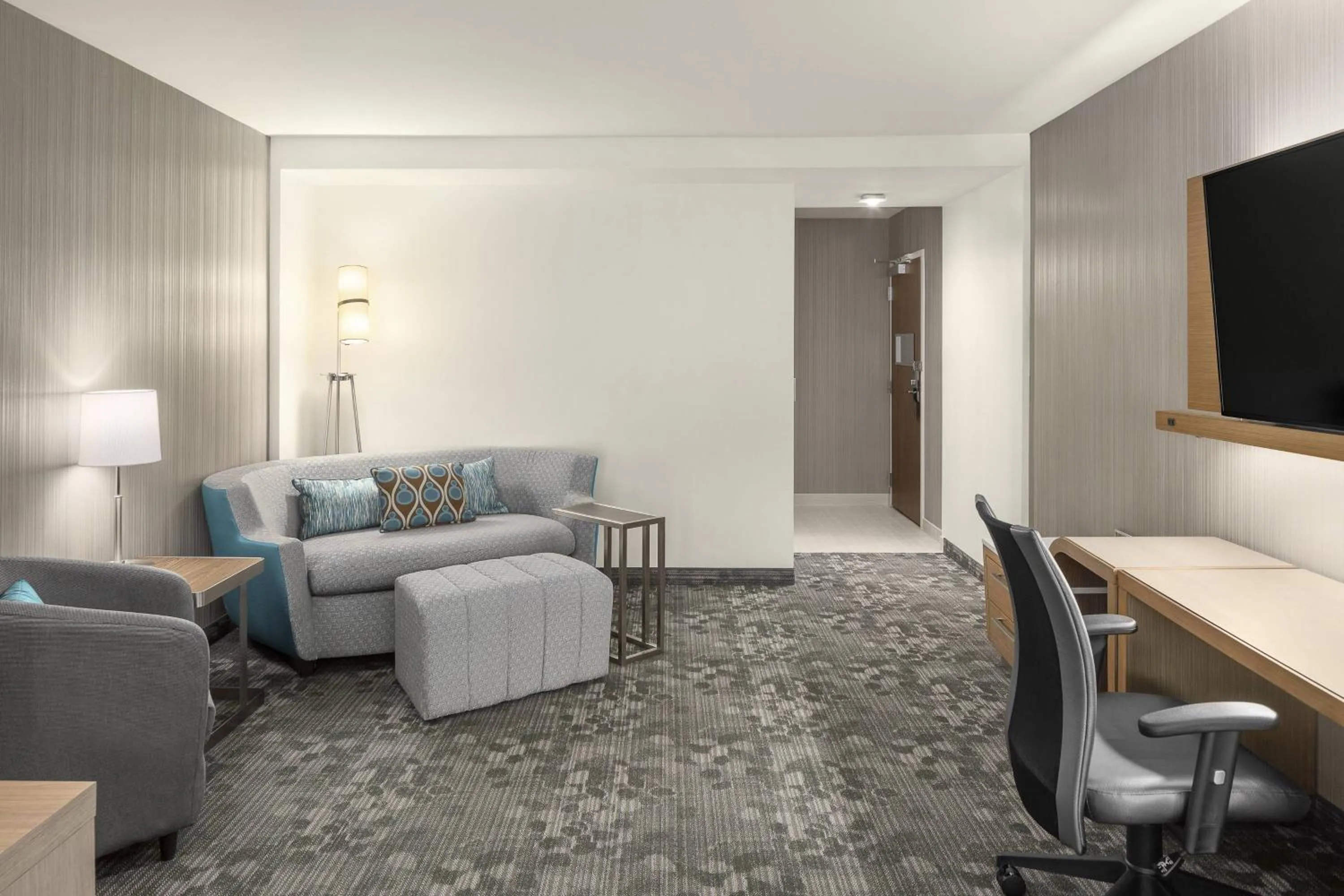 Living room in Courtyard by Marriott Seattle Northgate