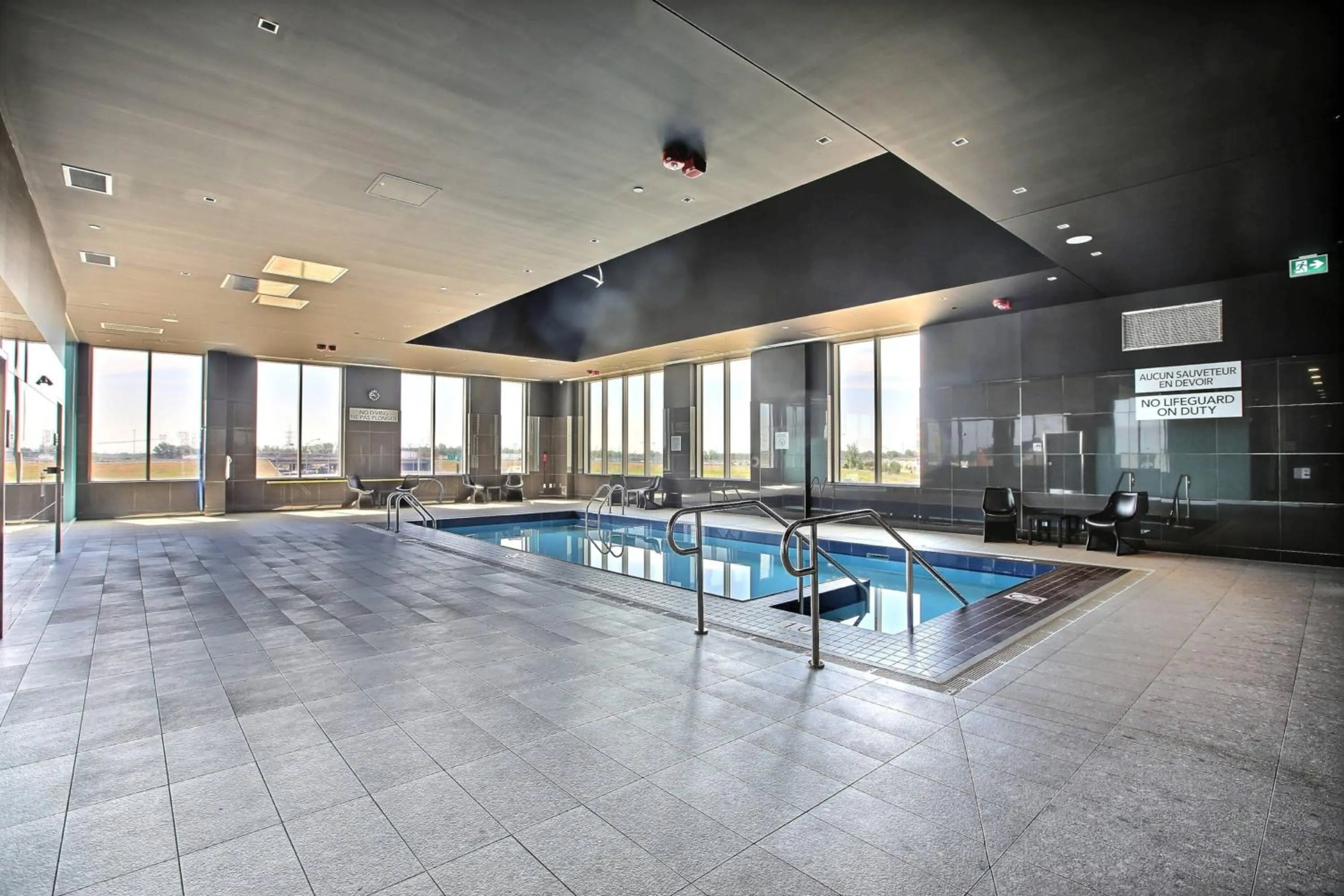 Swimming pool in Courtyard by Marriott Montreal Brossard