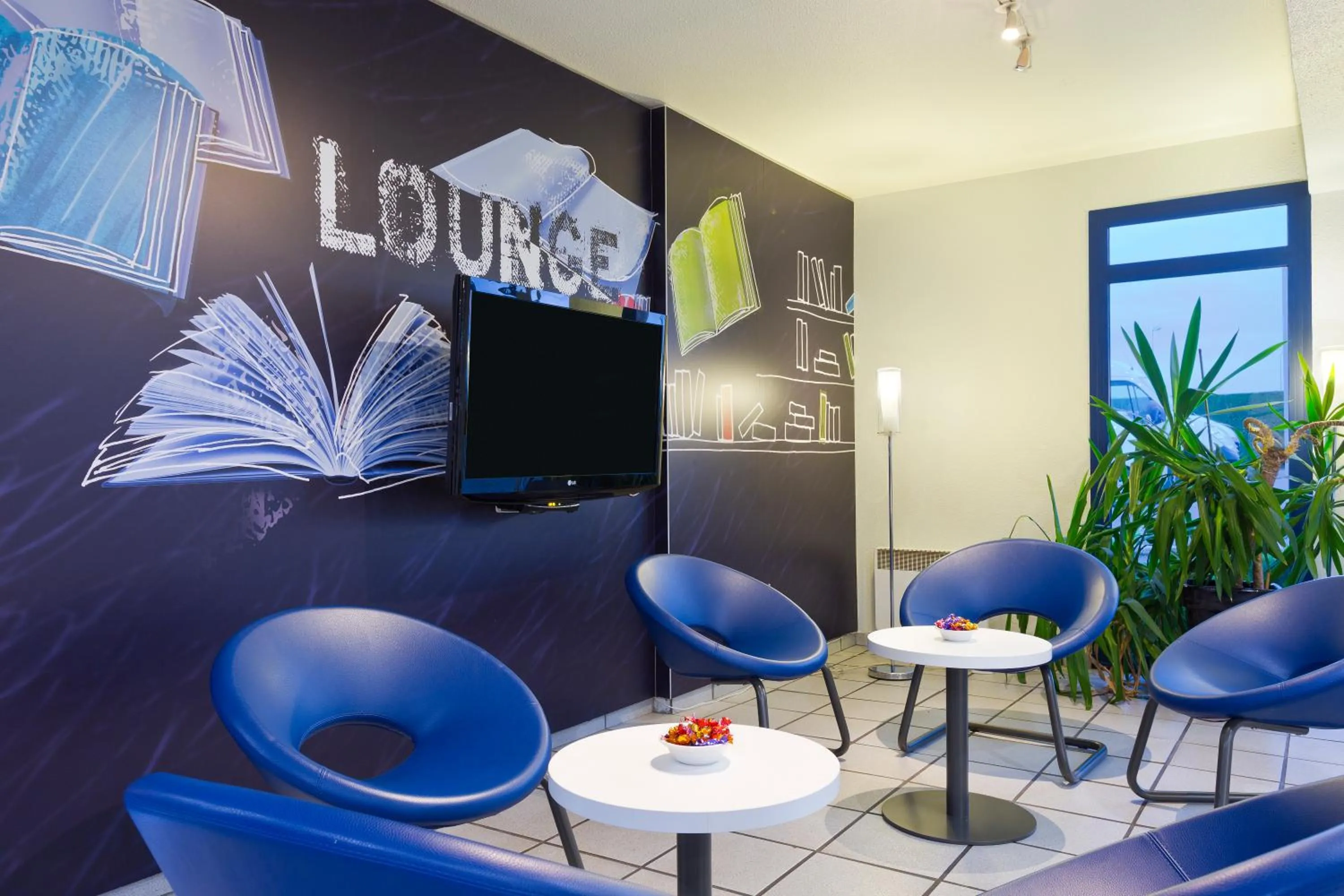 Communal lounge/ TV room in ibis budget Chilly-Mazarin Les Champarts