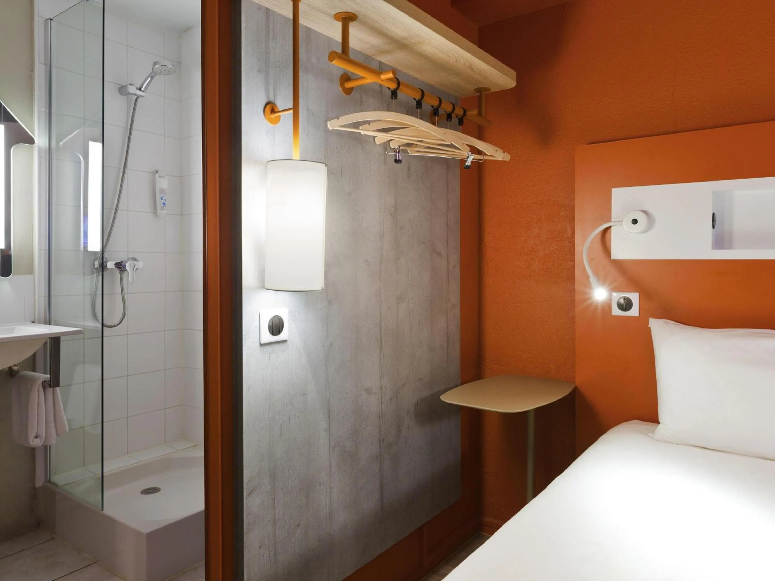 Bedroom, Bed in ibis budget Chilly-Mazarin Les Champarts