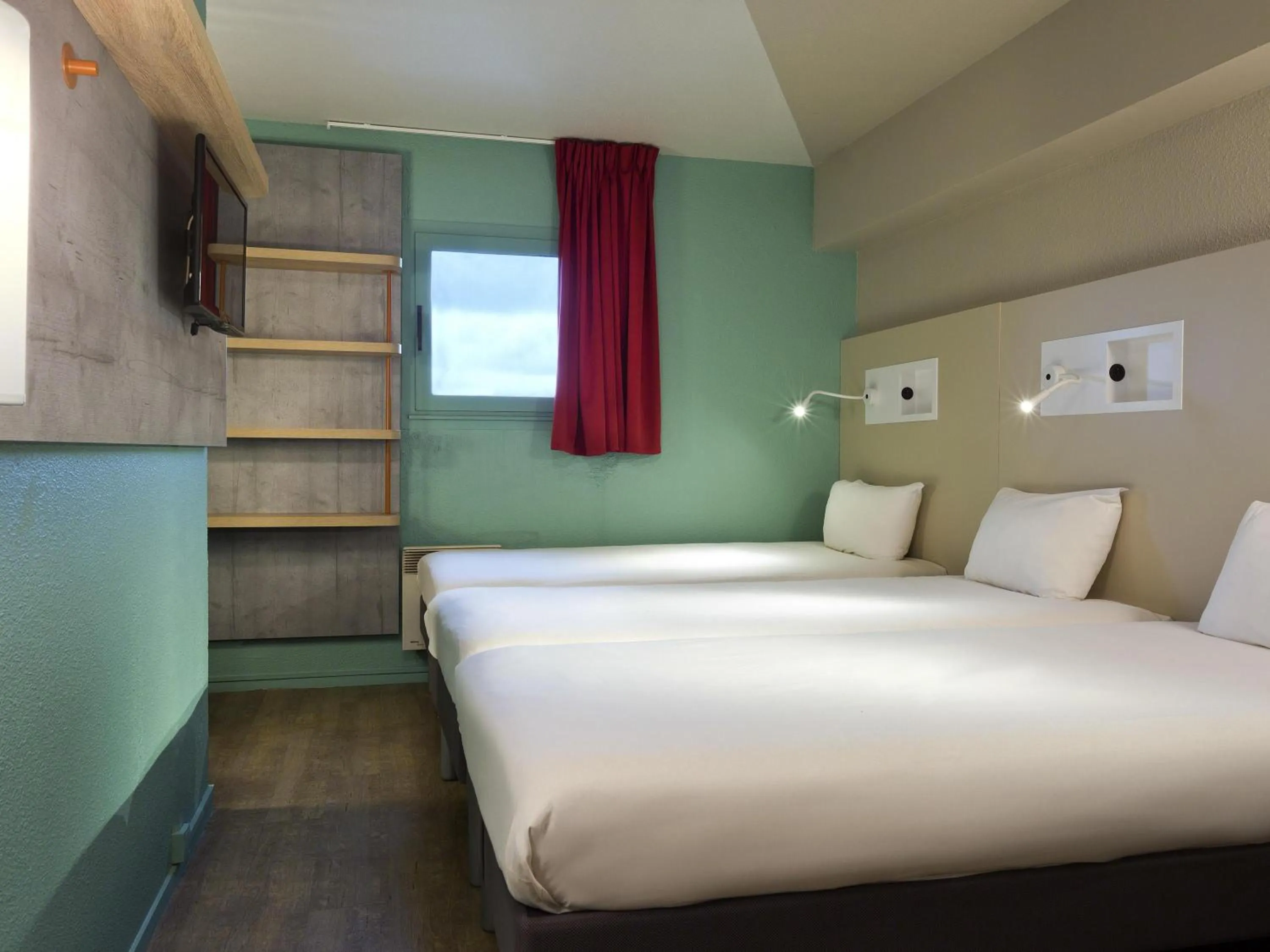 Bedroom, Bed in ibis budget Chilly-Mazarin Les Champarts