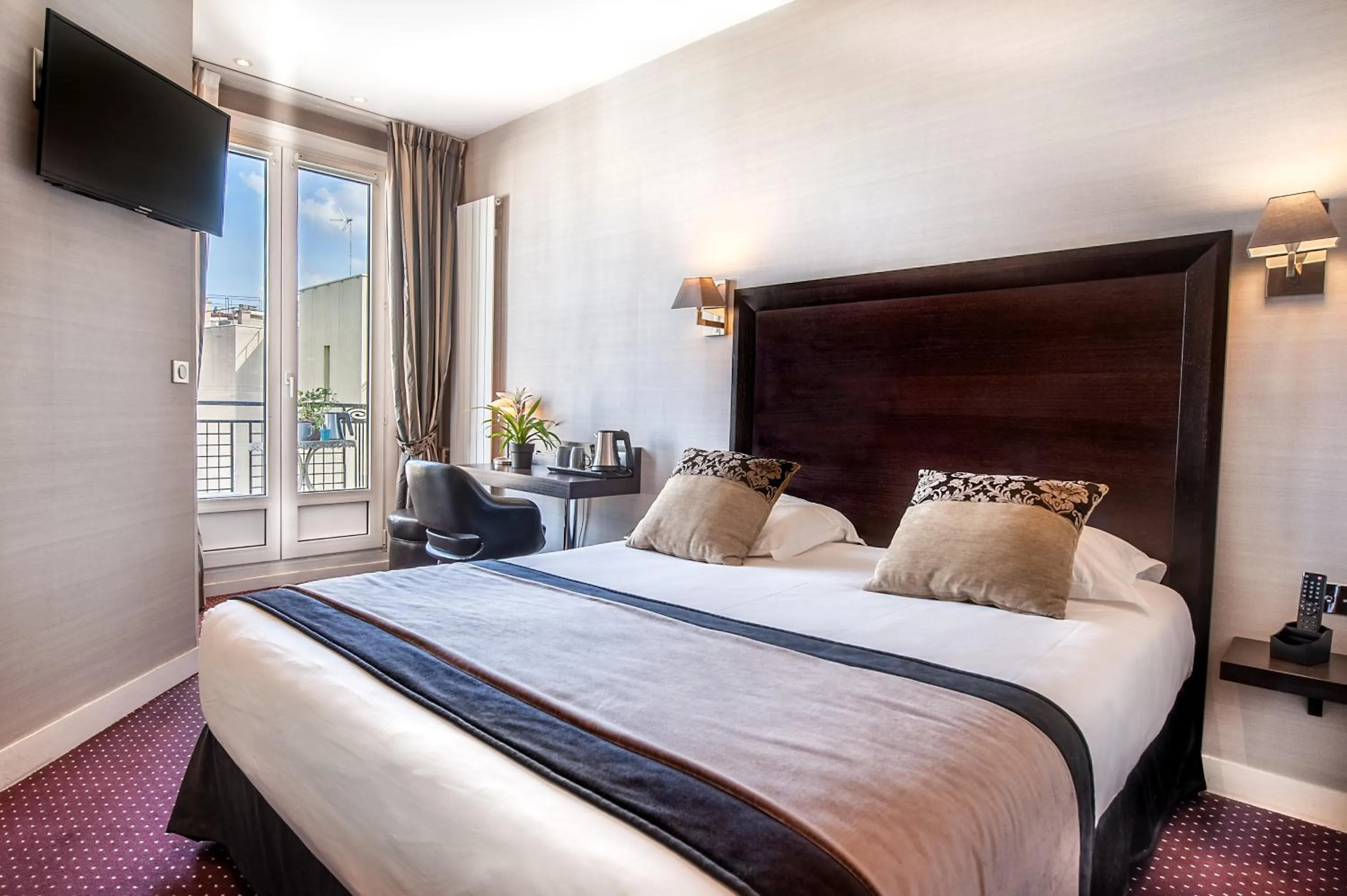 Photo of the whole room, Bed in Virgina