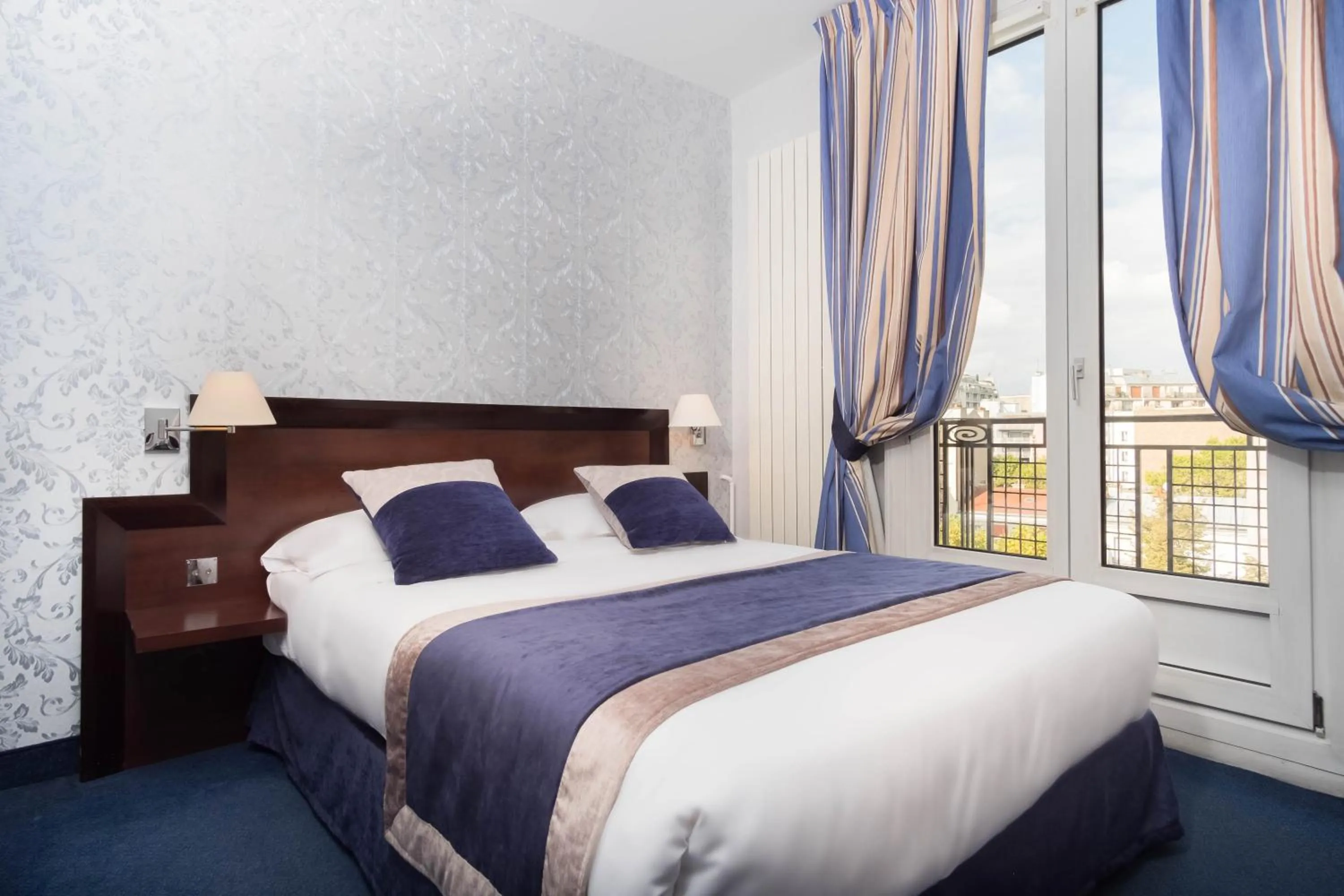 Photo of the whole room, Bed in Virgina