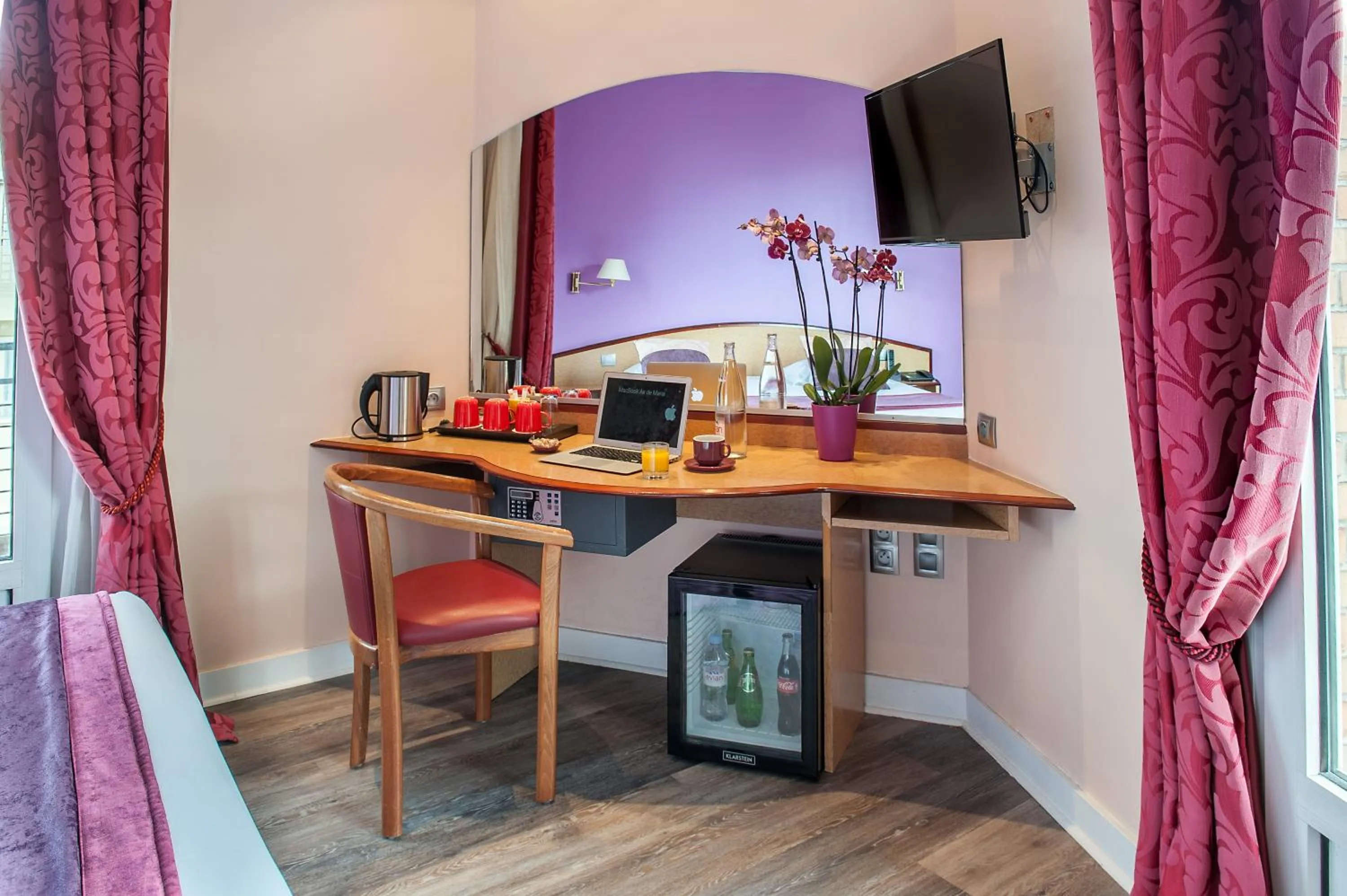 Photo of the whole room in Virgina