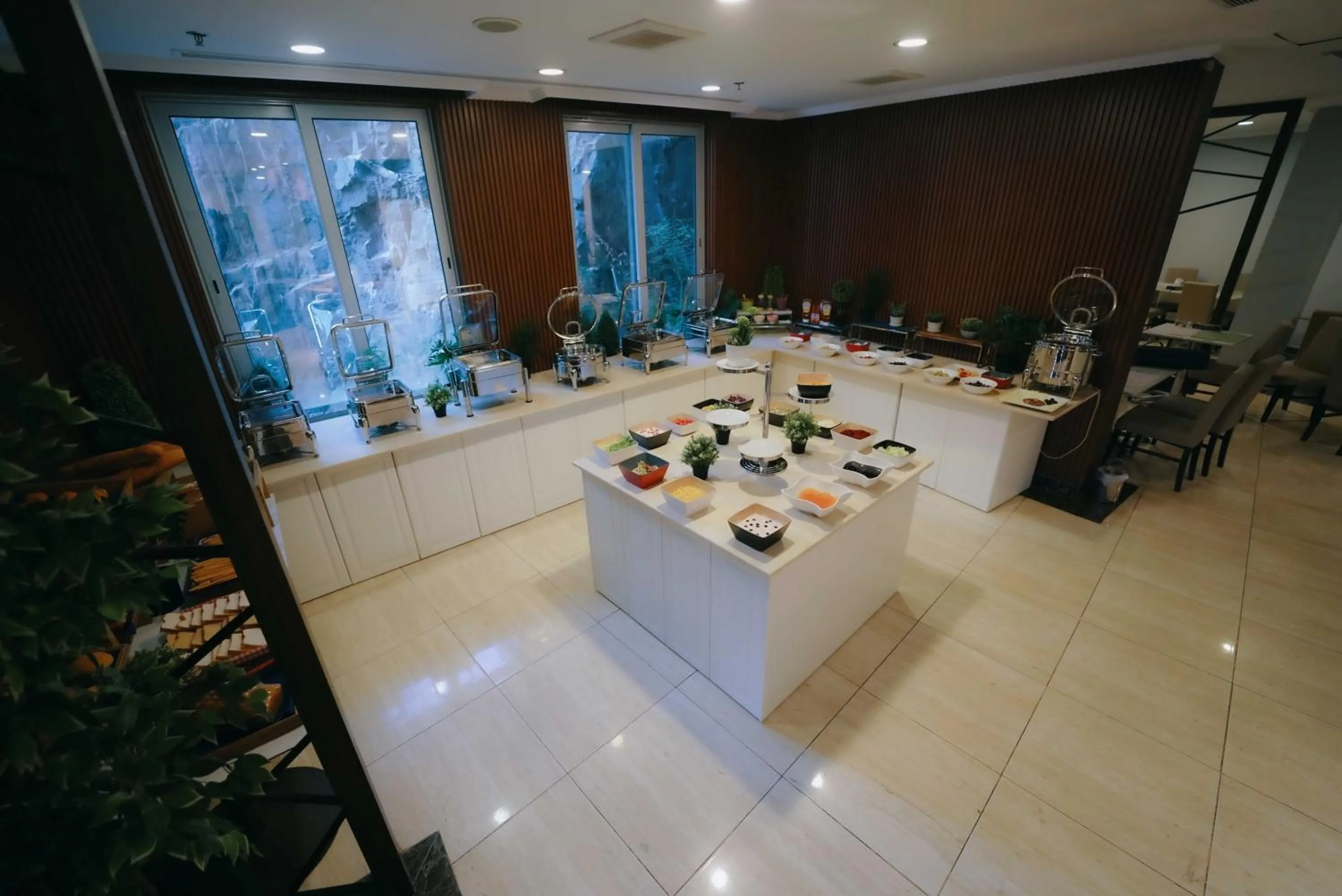 Restaurant/places to eat in Nour Althuria Hotel - Elaf Almaqam