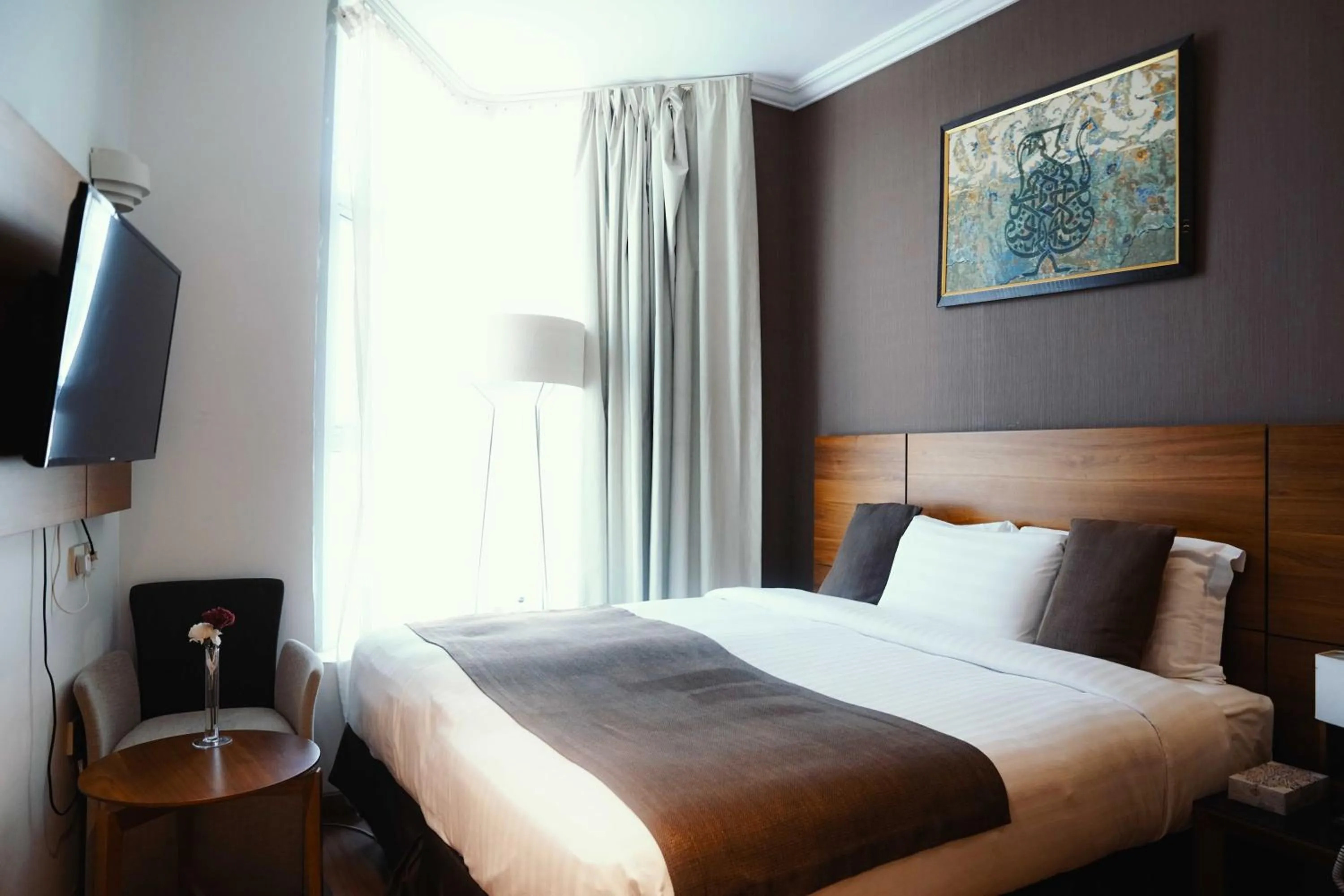 Communal lounge/ TV room, Bed in Nour Althuria Hotel - Elaf Almaqam