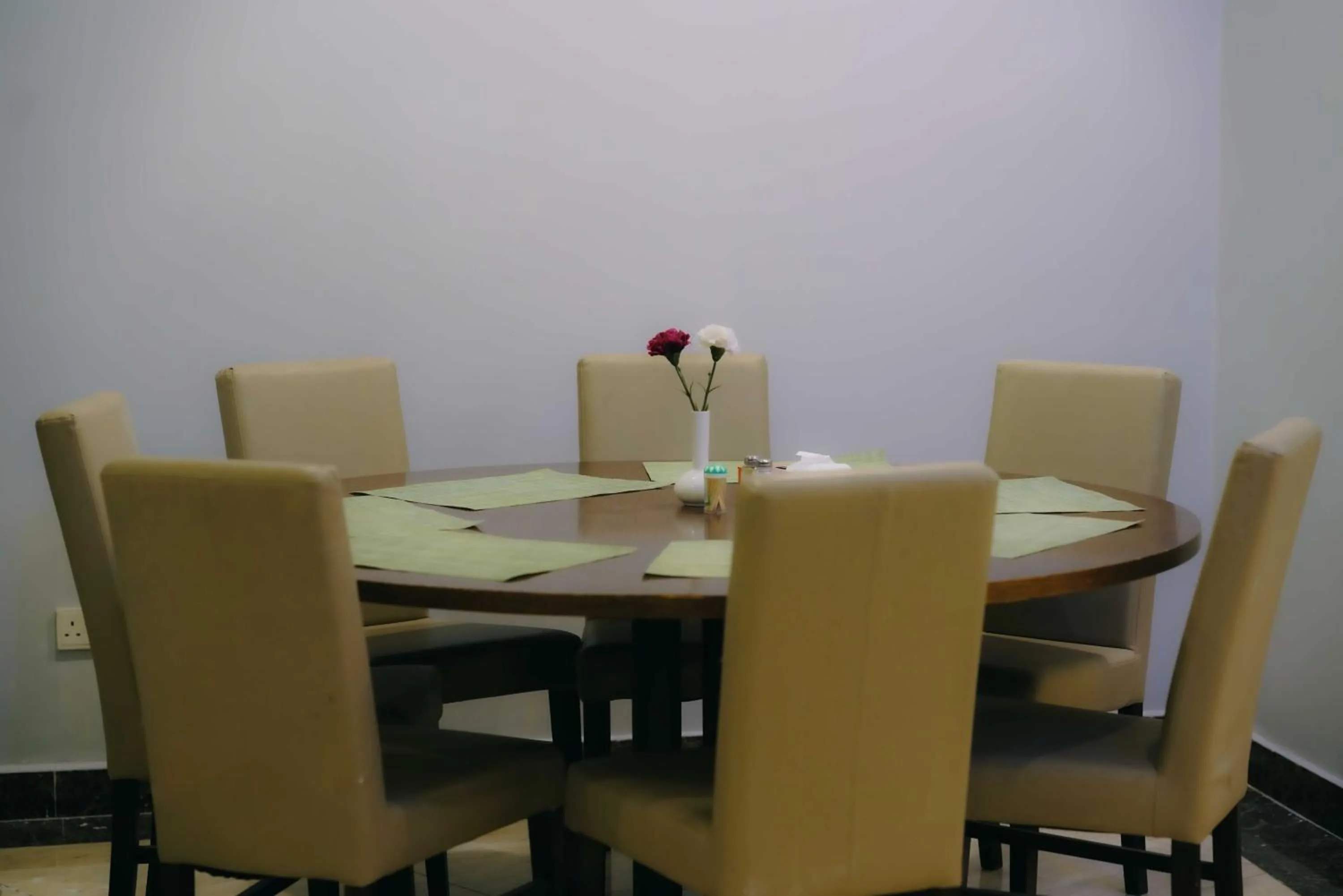 Restaurant/places to eat in Nour Althuria Hotel - Elaf Almaqam