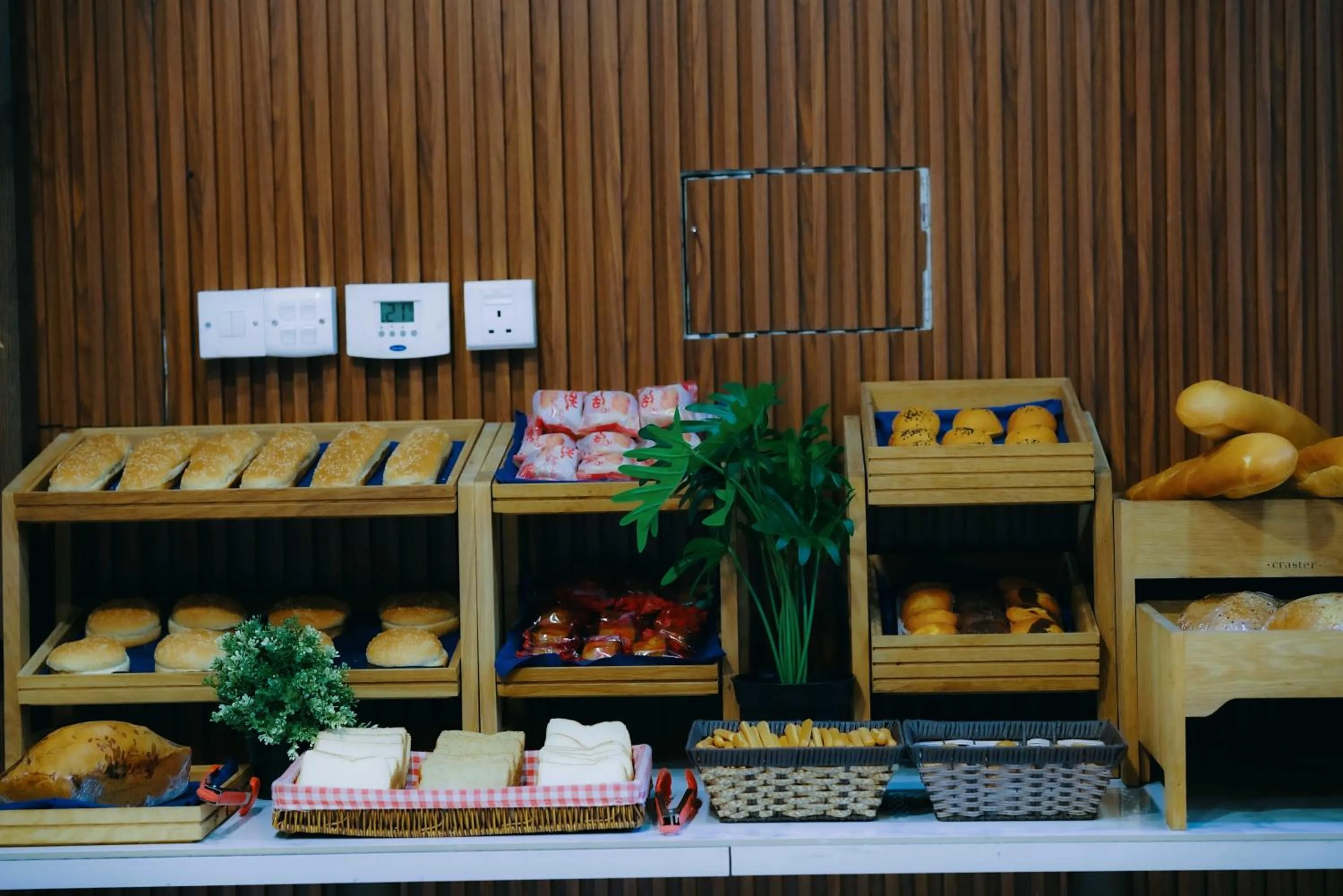 Restaurant/places to eat in Nour Althuria Hotel - Elaf Almaqam