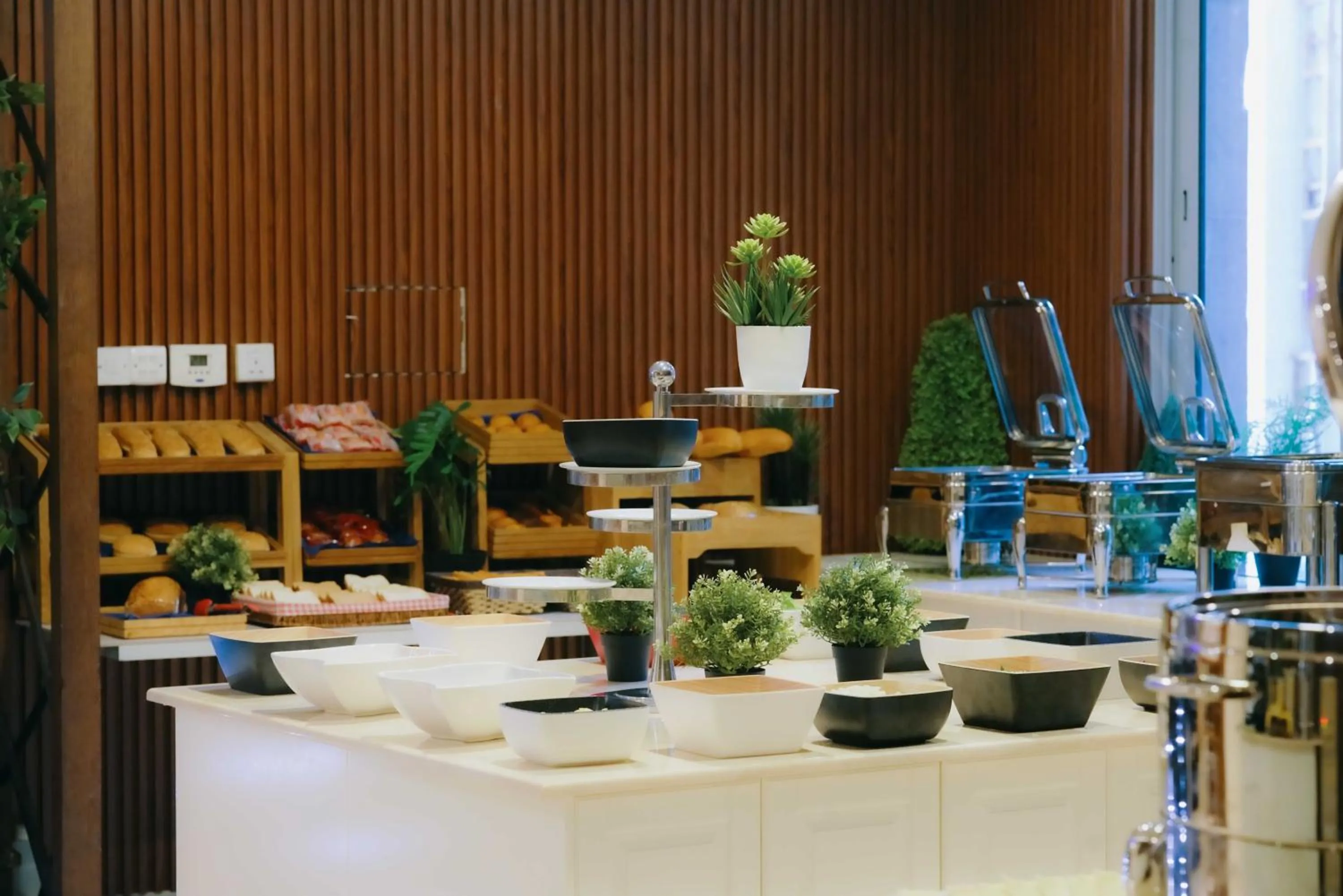 Restaurant/places to eat in Nour Althuria Hotel - Elaf Almaqam