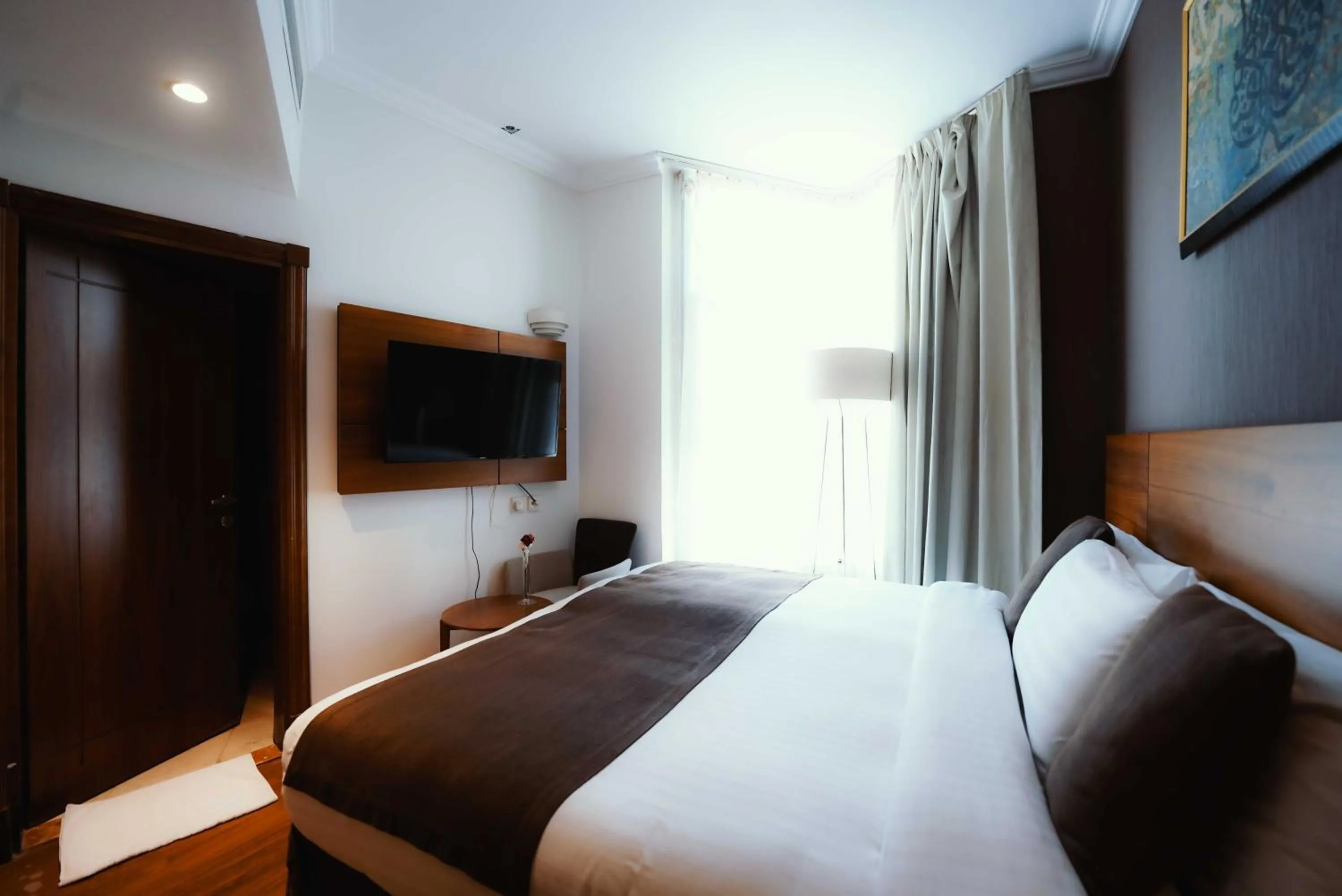 Communal lounge/ TV room, Bed in Nour Althuria Hotel - Elaf Almaqam