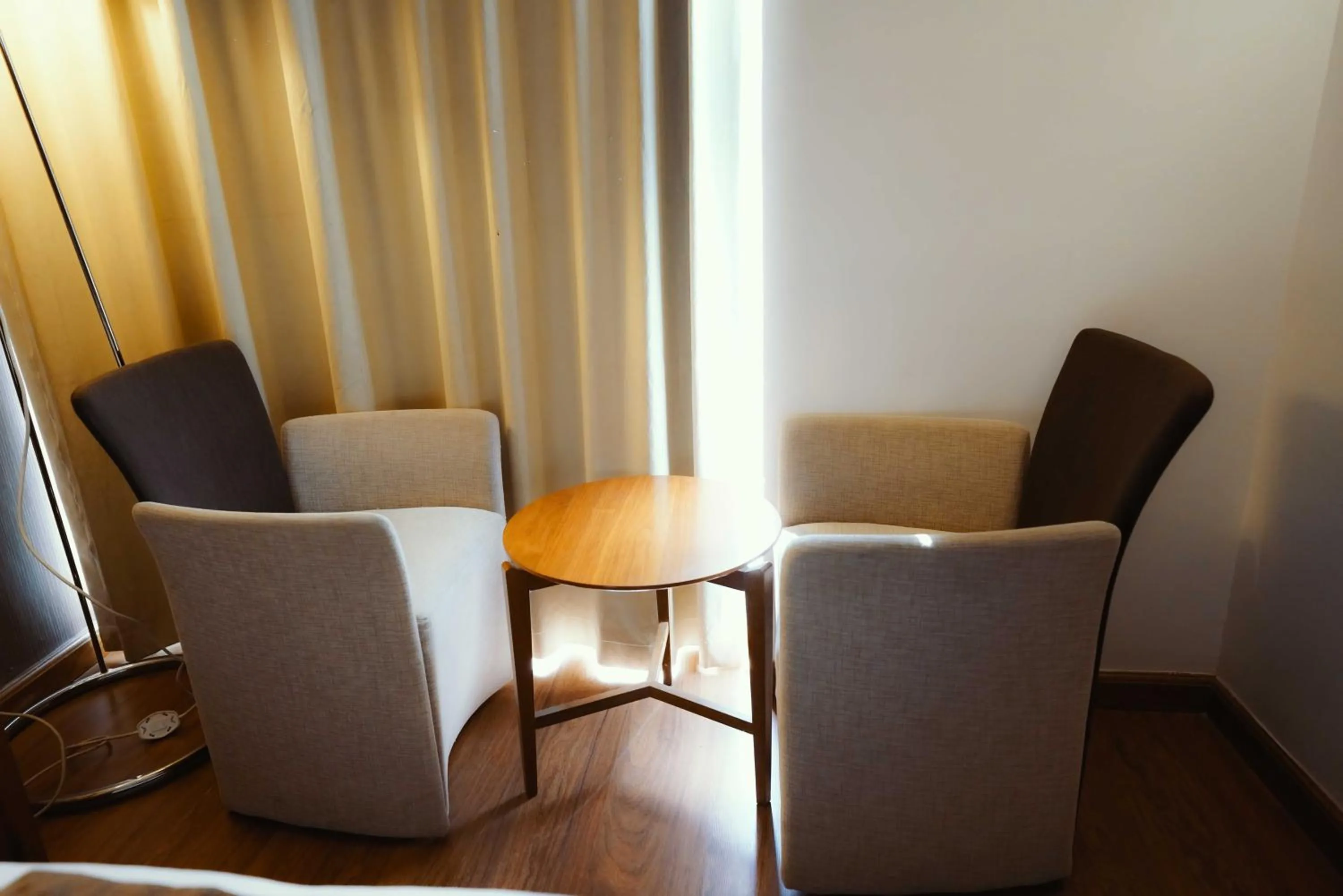 Seating area in Nour Althuria Hotel - Elaf Almaqam