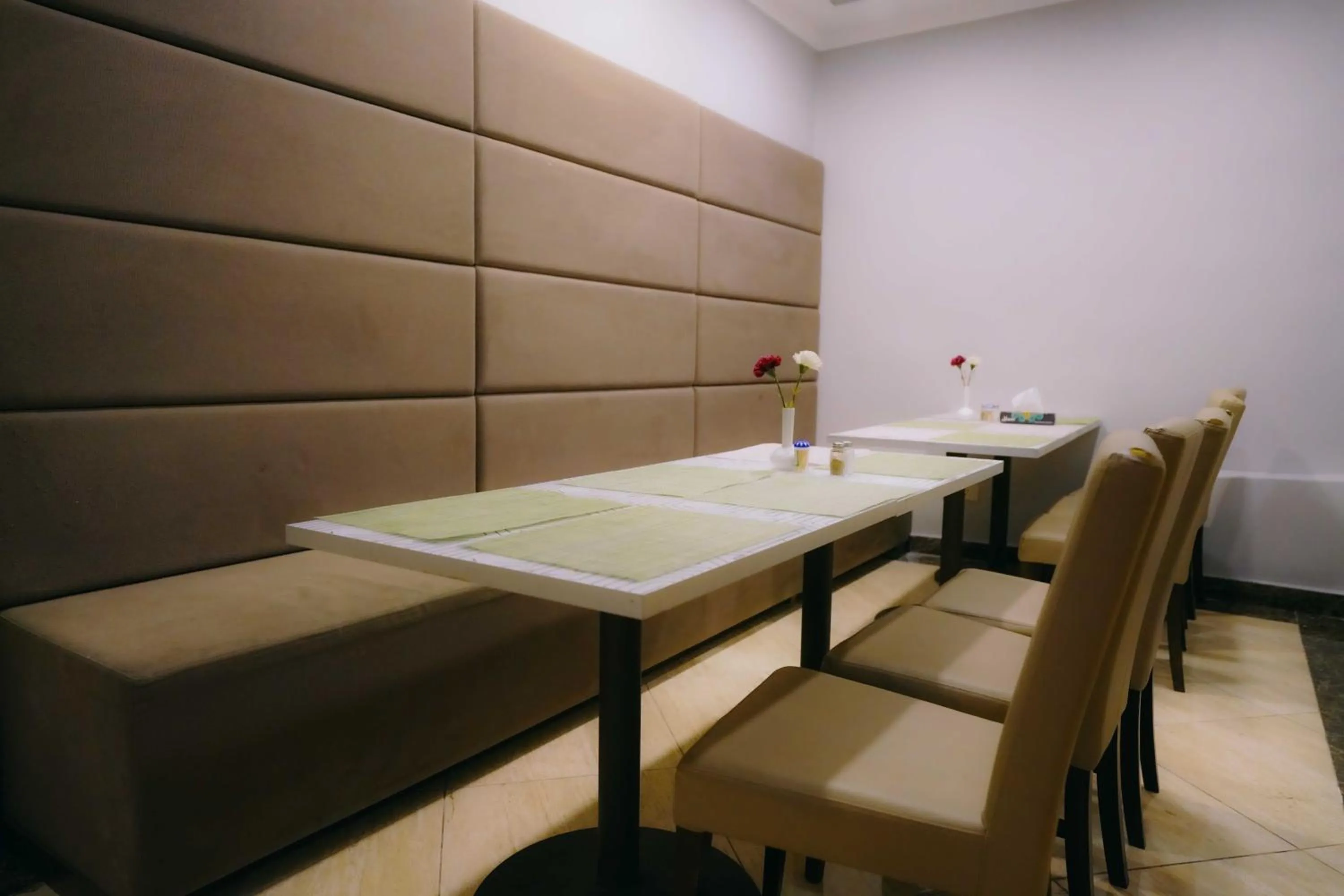 Restaurant/places to eat in Nour Althuria Hotel - Elaf Almaqam