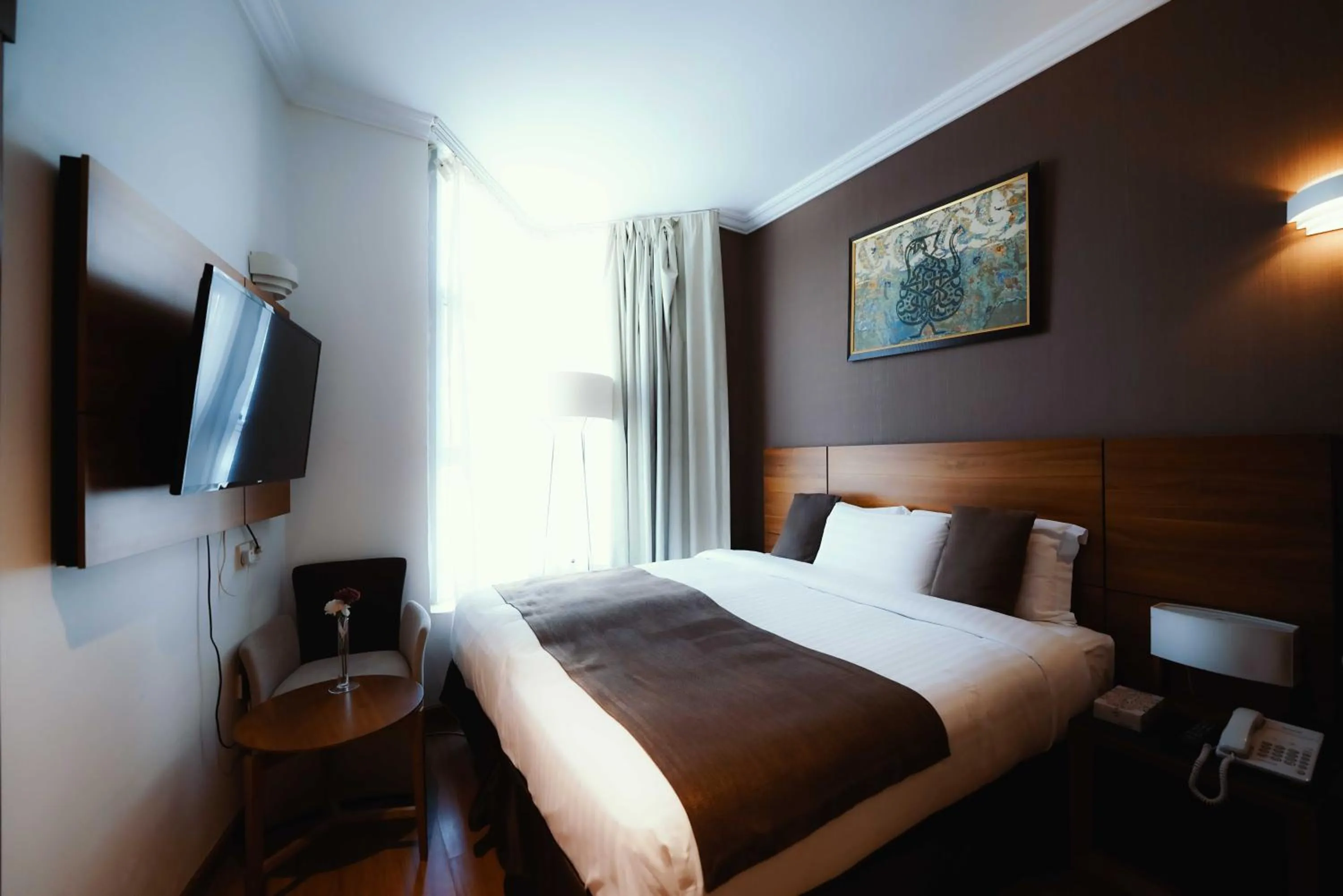 Communal lounge/ TV room, Bed in Nour Althuria Hotel - Elaf Almaqam