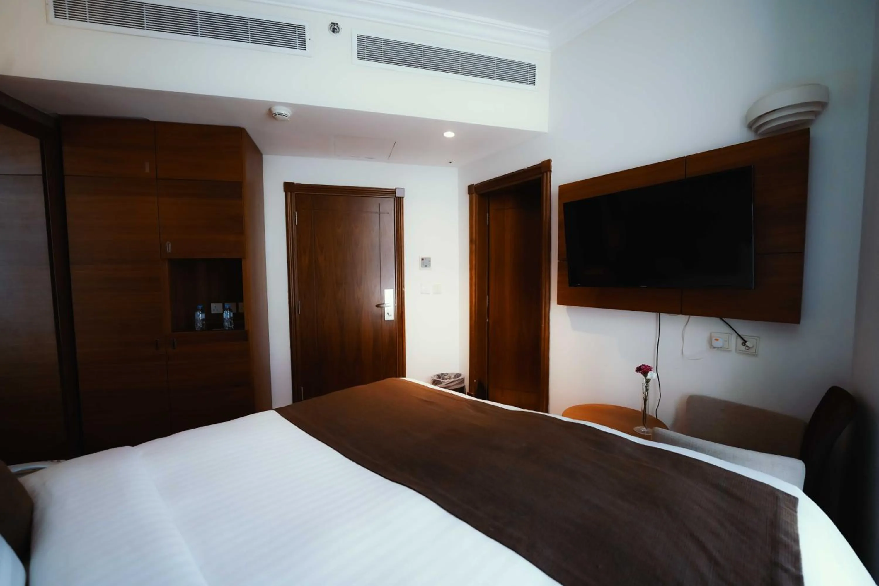 Communal lounge/ TV room, Bed in Nour Althuria Hotel - Elaf Almaqam